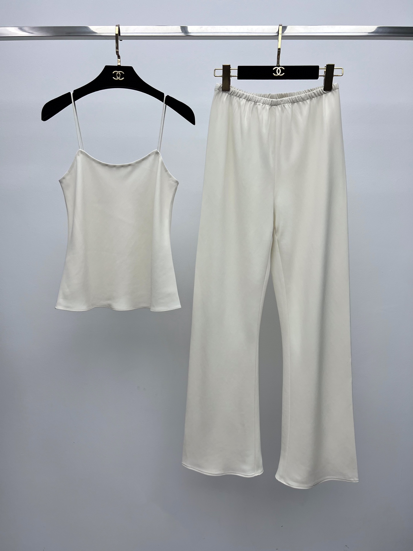 Stylish Single-Size Female Suit with Innovative Design and Comfortable Fabric - 图片 1