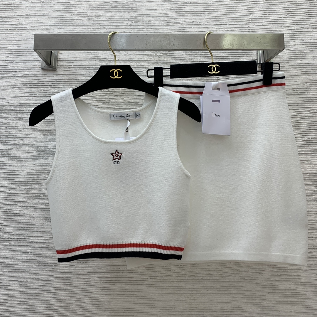 NO:326158,Model number G25031243 Dio* new tennis sporty striped knitted set!  Five-pointed Star CD embroidered short knitted vest top with high waist A-line short skirt skirt!  White, (M size bust 72, 39 length; waist 66 elastic, skirt length 43) vest, skirt, dior, skirt, alexander wang19860909款号G25031243 Dio*新款网球运动风条纹针织套装！胸前五角星CD刺绣短款针织背心上衣高腰A字短裙半身裙！白色,（M码胸围72,衣长39；腰围66松紧,裙长43） 背心、半裙,,dior,skirts,alexander wang,Women's clothing