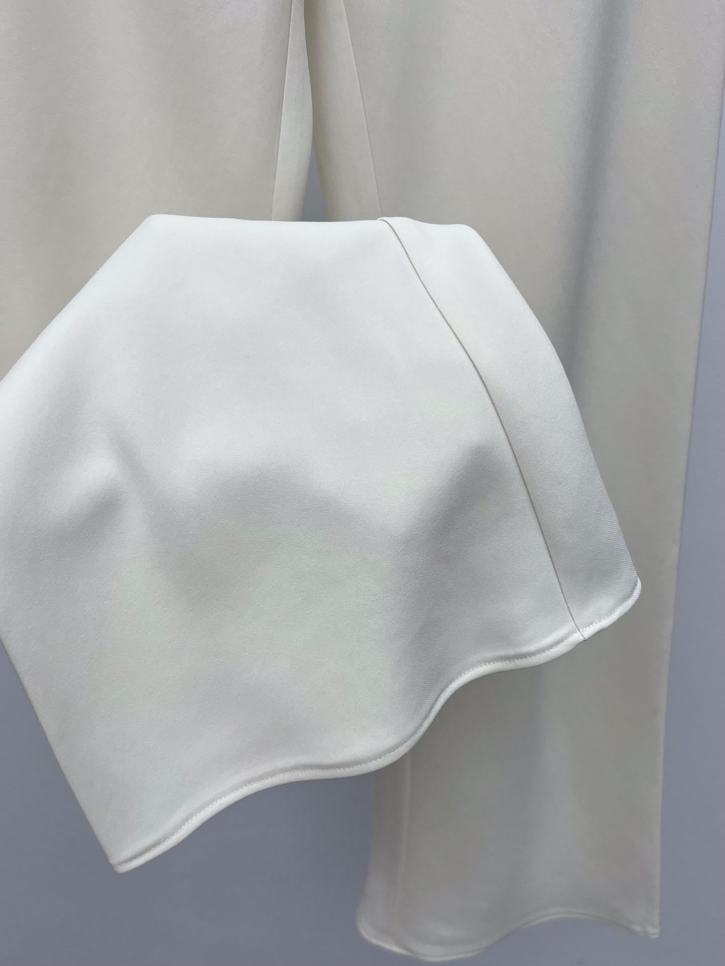 “Stylish Single-Size Female Suit with Unique Fabric and Comfortable Design” - 图片 6