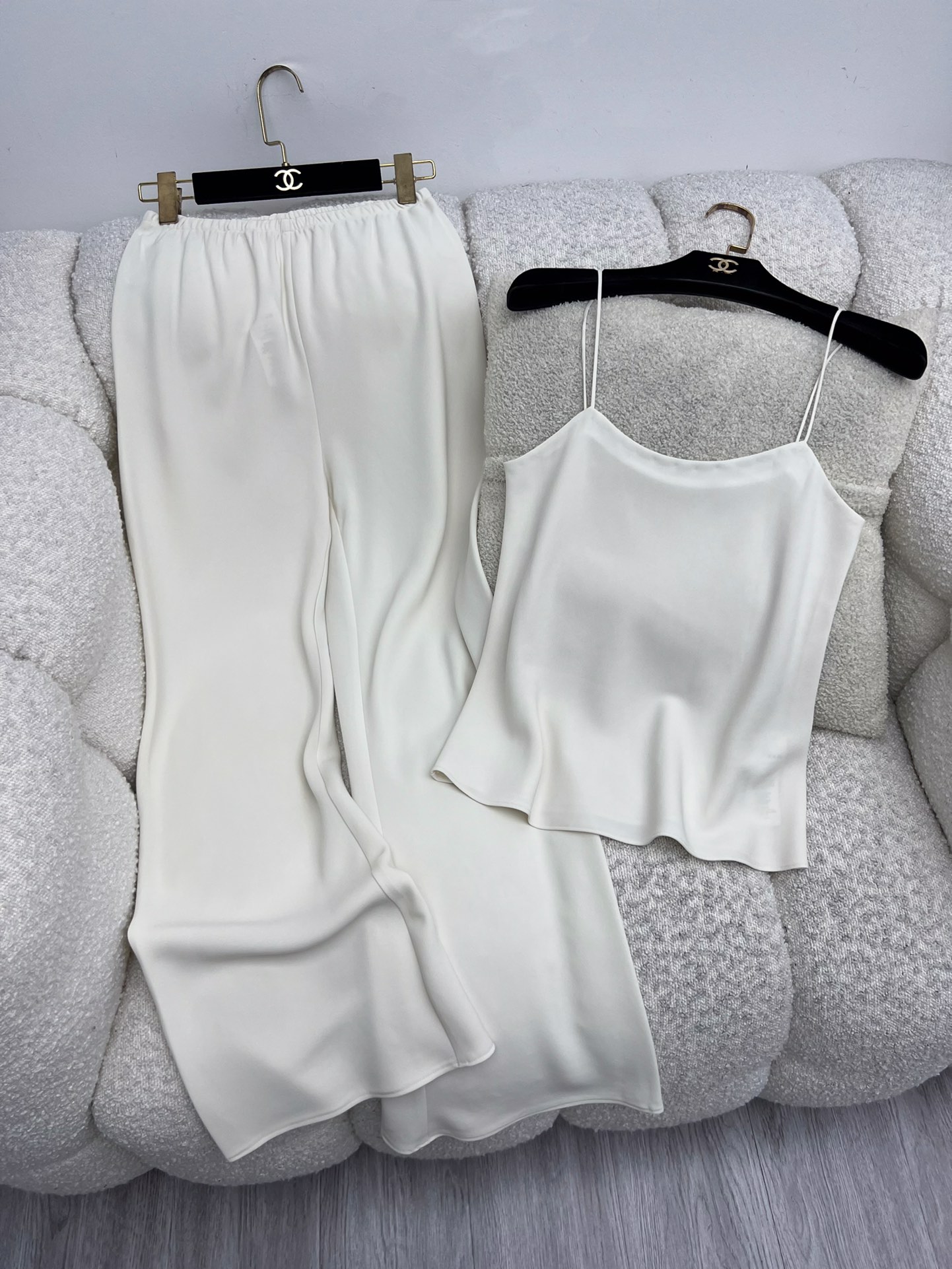 “Stylish Single-Size Female Suit with Unique Fabric and Comfortable Design” - 图片 1