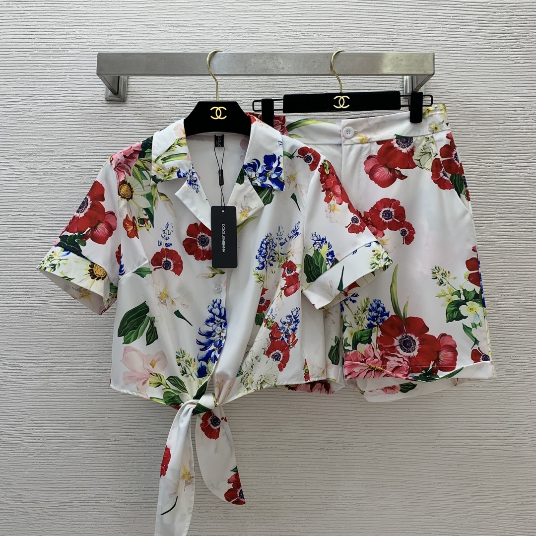 NO:326768,Model number D25031319 Dolce & Gabbana DG new style, flower green leaf print two-piece set!  Fashionable sexy strap sling top zipper buckle high waist wide-leg shorts!  (M size bust 88~92, 34 length; waist 72, trousers 35) Tops, shorts, suits, Dolce & Gabbana, shorts, alexander wang19860909款号D25031319 杜嘉班纳DG新款 花朵绿叶印花两件套装！时尚性感抹胸吊带上衣拉链系扣门襟高腰阔腿短裤！（M码胸围88～92,衣长34；腰围72,裤长35）上衣、短裤、套装,,Dolce&Gabbana,shorts,alexander wang,Women's clothing