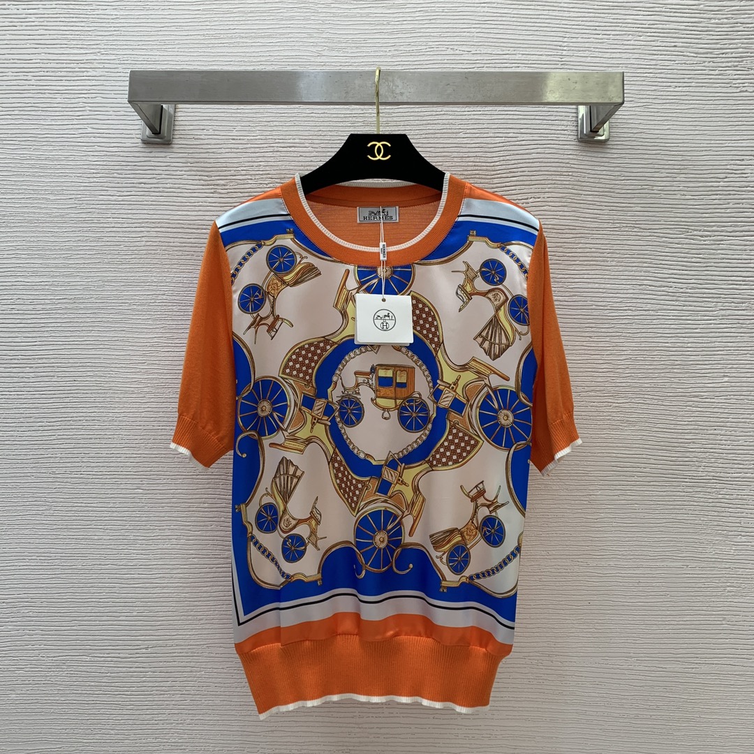 NO:625372,Model No. G25031378 We recommend HERME*S’s new custom-made simulated silk satin spliced ​​back wool blended knitted fabric, H’s wheel car pattern print, fashionable and versatile short-sleeved sweater zipper top!  Orange/white/black, one size fits all (shoulder width 40, bust 106, sleeve length 29, dress length 60) hair, hermes, T-shirt, real silk, alexander wang19860909款号G25031378 跑量推荐HERME*S新款定制仿真丝缎面拼接后片羊毛混纺针织面料、H家车轮小洋车图案印花时尚百搭短袖针织衫拉链上衣！桔/白/黑,均码（肩宽40,胸围106,袖长29,衣长60）发,,hermes,T-shirt,real silk,alexander wang,Women's clothing