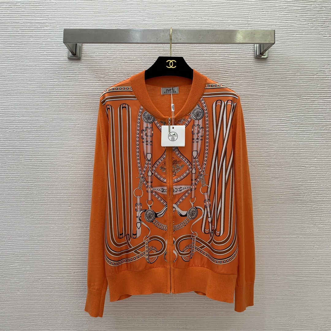 NO:326166,Model number G25031280 Recommended HERME*S new model, customized emulated silk satin spliced ​​back piece wool blend knitted fabric, H family horse geometric pattern printed fashionable and versatile long-sleeved knitted cardigan zipper top!  Orange/Black/Apricot, One Size (Shoulder Width 39, Bust 106, Sleeve Length 63, Clothes Length 61), Hermes, Real Silk, Alexander Wang19860909款号G25031280 跑量推荐HERME*S新款 定制仿真丝缎面拼接后片羊毛混纺针织面料、H家骏马几何图案印花时尚百搭长袖针织开衫拉链上衣！桔/黑/杏,均码（肩宽39,胸围106,袖长63,衣长61）,,hermes,real silk,alexander wang,Women's clothing