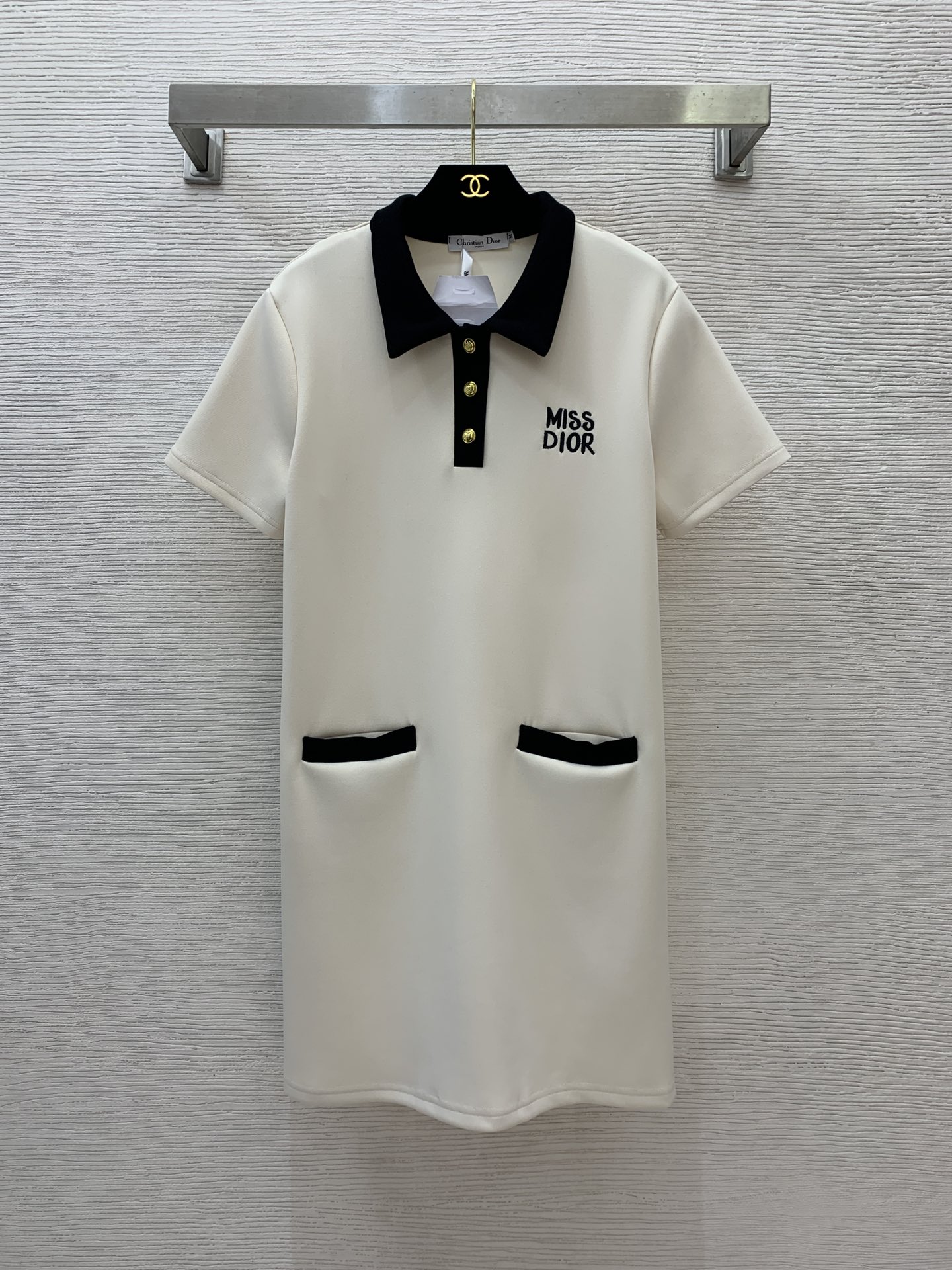 NO:326175,Model number D25031268 Dio* newest style, letter logo embroidered badge on the chest, contrasting color splicing, buckle, placket lapel, short-sleeved straight-tube dress!  Apricot, black, (M size shoulder width 40, bust 102, sleeve length 19, skirt length 87) hair, dior, skirt, T-shirt, alexander wang19860909款号D25031268 Dio*新款 胸前字母logo刺绣胸章撞色拼接系扣门襟翻领短袖直筒连衣裙！杏色、黑色、（M码肩宽40,胸围102,袖长19,裙长87）发,,dior,skirts,T-shirt,alexander wang,Women's clothing