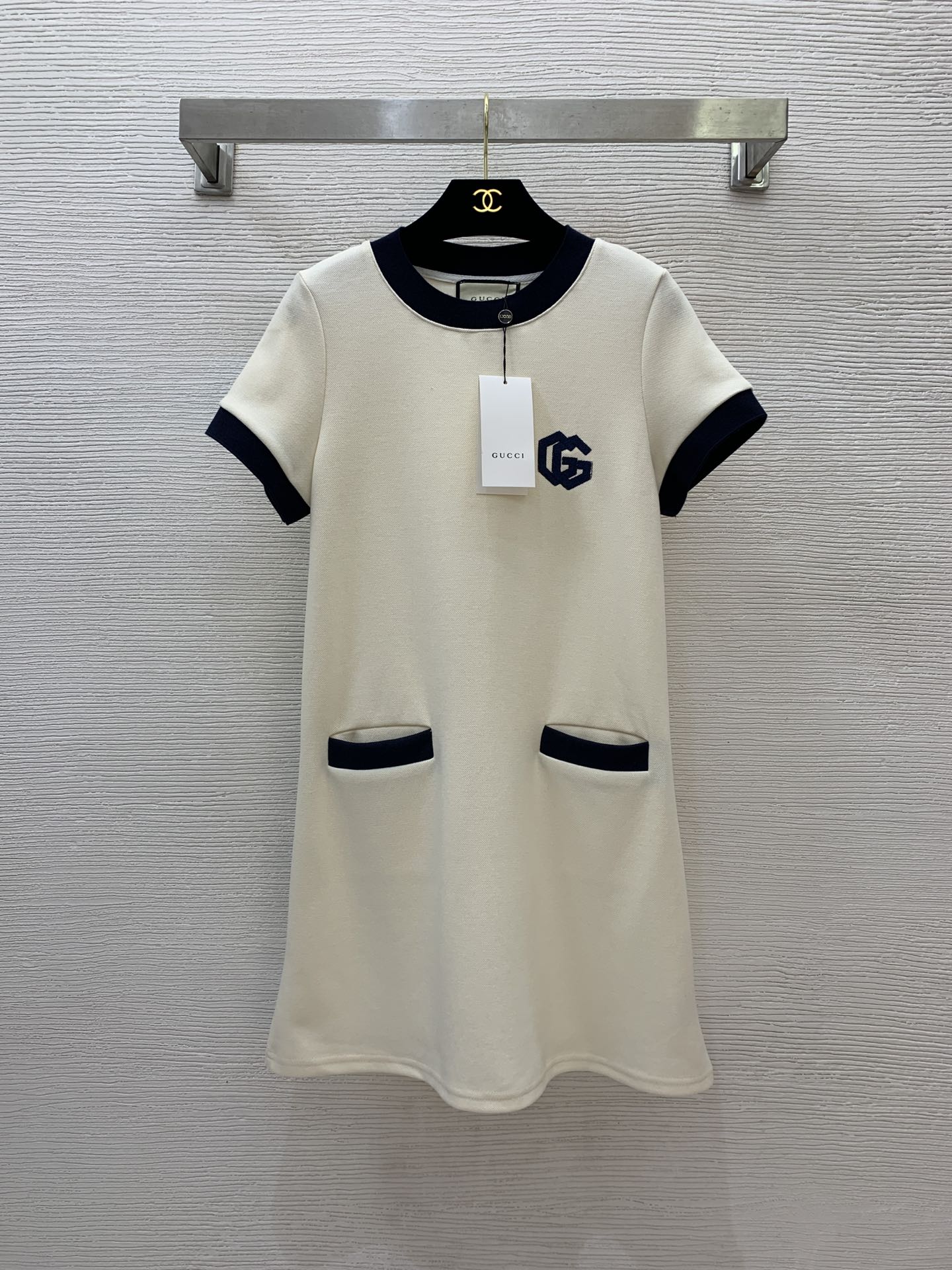NO:326780,Model number D25031323 GUCC* new style contrasting color spliced ​​GG letter logo badge fashionable versatile short-sleeved dress!  Navy blue, apricot color, (M size bust 92, waist 86, sleeve length 17, skirt length 85), gucci, skirt, T-shirt, alexander wang19860909款号D25031323 GUCC*新款 撞色拼接GG字母logo徽章时尚百搭短袖连衣裙！藏蓝色、杏色、（M码胸围92,腰围86,袖长17,裙长85）,,gucci,skirts,T-shirt,alexander wang,Women's clothing