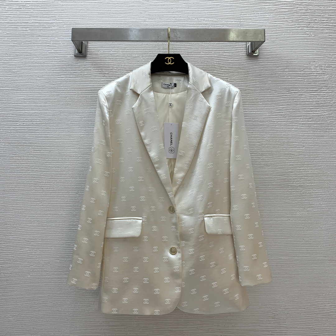NO:326762,Model number G25031376 CHANE*L new custom silky satin small fragrance double C letter flocking logo fashionable commuter versatile two-button long-sleeved thin jacket!  Black, apricot color, (M size shoulder width 44, bust 112, sleeve length 57, clothing length 74), chanel, jackets & coats, business suit, alexander wang19860909款号G25031376 CHANE*L新款定制丝滑缎面小香双C字母植绒logo时尚通勤百搭两粒扣长袖西装薄外套！黑色、杏色、（M码肩宽44,胸围112,袖长57,衣长74）,,chanel,jackets & coats,business suit,alexander wang,Women's clothing