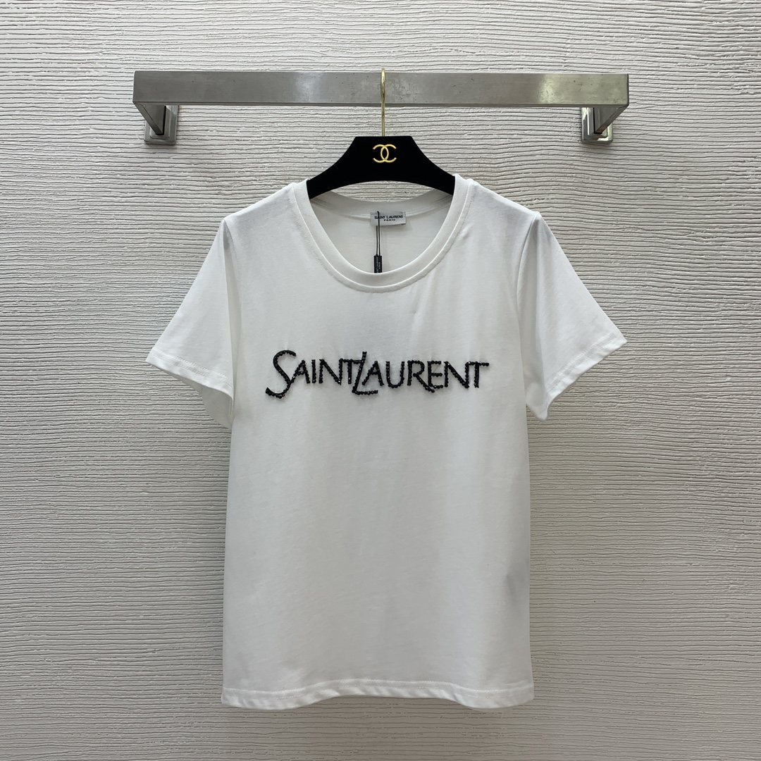 NO:326774,Model number D25031316 Saint Laurent YSL new style letter logo with beaded on the chest and fashionable versatile short-sleeved T-shirt top!  White, black, (M size shoulder width 38, bust 96, sleeve length 19, clothing length 62), saint laurent,saint laurent,T-shirt,tees,t-shirt,alexander wang19860909款号D25031316 圣罗兰YSL新款 字母logo胸前串珠装饰时尚百搭短袖t恤上衣！白色、黑色、（M码肩宽38,胸围96,袖长19,衣长62）,,saint laurent,saint laurent,T-shirt,tees，t-shirt,alexander wang,Women's clothing