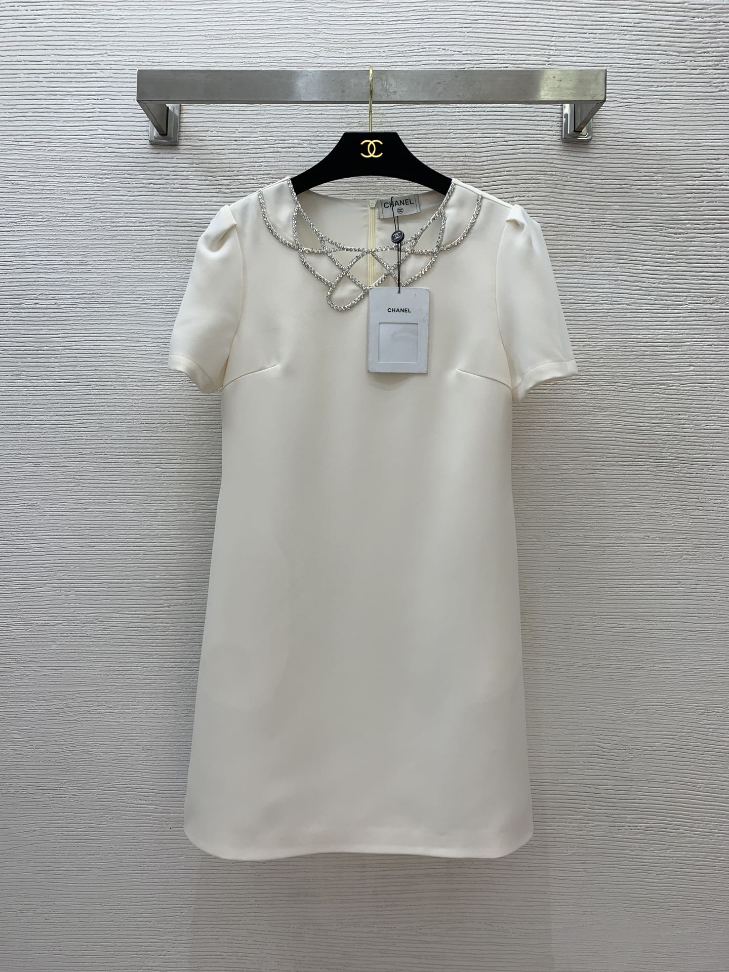 NO:326771,Model number G25031377 Dolce & Gabbana DG new high-end custom heavy industry diamond-inlaid bead hollow collar decorative small A-style slim and slim short-sleeved dress!  Apricot, black, (M size bust 92, waist 84, sleeve length 22, skirt length 87), Dolce & Gabbana, skirts, T-shirt, alexander wang19860909款号G25031377 杜嘉班纳DG新款 高端定制重工镶钻钉珠镂空领子装饰小A版型修身显瘦短袖连衣裙！杏色、黑色、（M码胸围92,腰围84,袖长22,裙长87）,,Dolce&Gabbana,skirts,T-shirt,alexander wang,Women's clothing