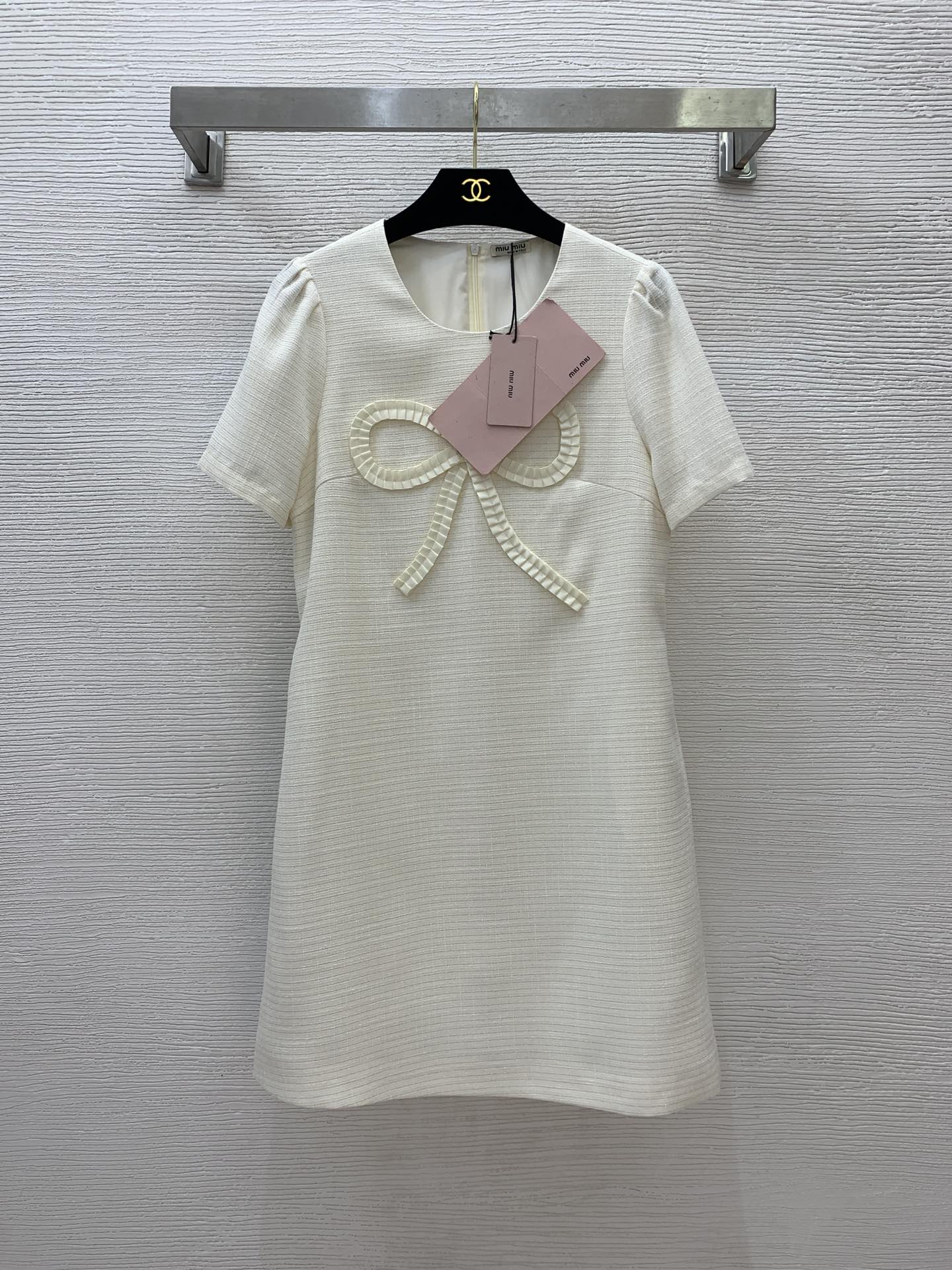 NO:329544,Model number G25031428 MIUMI* Miaojia new high-end custom texture paint textured coarse fabric, chest bow decoration on both sides of pockets, slim puff sleeves short-sleeved dress!  Pink, apricot color, (M size shoulder width 35, bust 90, waist 82, sleeve length 24, clothing length 88),,miumiu, skirts, T-shirt, alexander wang19860909款号G25031428 MIUMI*缪家新款高端定制肌理漆纹理粗纺面料、胸前蝴蝶结装饰两侧口袋修身显瘦泡泡袖短袖连衣裙！粉色、杏色、（M码肩宽35,胸围90,腰围82,袖长24,衣长88）,,miumiu,skirts,T-shirt,alexander wang,Women's clothing