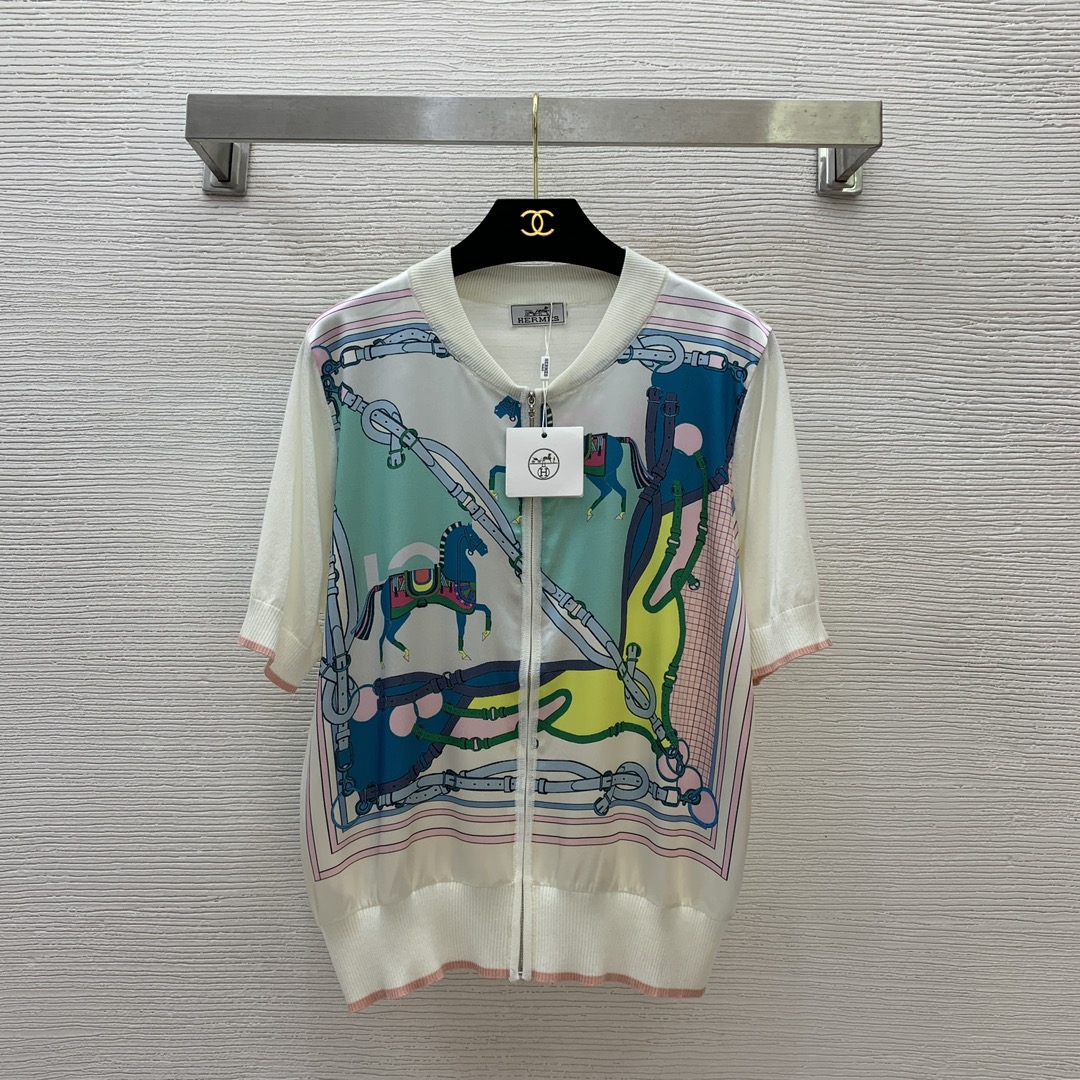 NO:326161,Model number G25031258 Recommended HERME*S new model, customized imitation silk satin spliced ​​back piece wool blended knitted fabric, H-home horse rope belt pattern printed fashionable and versatile short-sleeved knitted cardigan zipper top!  Orange/white/pink/black, one size (shoulder width 39, bust 106, sleeve length 27, clothing length 59), hermes, T-shirt, real silk, alexander wang19860909款号G25031258 跑量推荐HERME*S新款 定制仿真丝缎面拼接后片羊毛混纺针织面料、H家骏马绳索皮带图案印花时尚百搭短袖针织开衫拉链上衣！桔/白/粉/黑,均码（肩宽39,胸围106,袖长27,衣长59）发,,hermes,T-shirt,real silk,alexander wang,Women's clothing