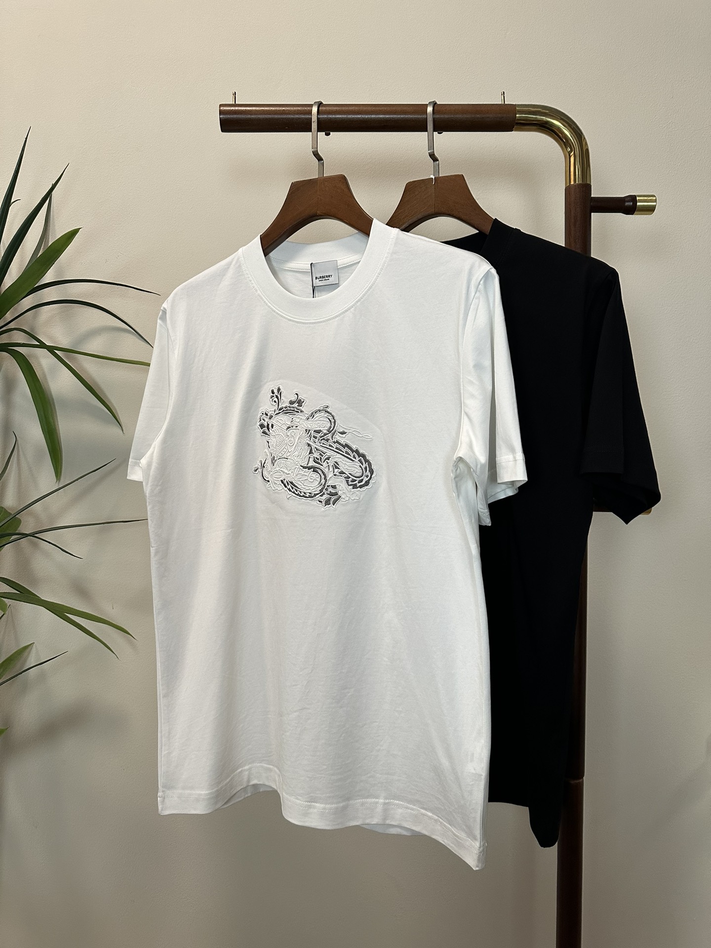 NO:455045,BBR Burberry 2025 new round neck short-sleeved T-shirt high-end version!  Customized fabrics for counters are breathable and comfortable, with impeccable details, and the brand element design concept reflects high quality. The feel is delicate and soft!  It is casually cut, with a great upper body style!  S-XXL, burberry, T-shirt,tees, t-shirt,alexander wang19860909BBR 巴宝莉 2025新款 圆领 短袖 T恤 高端版本！专柜定制面料 透气舒适度高,细节无可挑剔,品牌元素设计理念,体现高品质.手感细腻柔软！呈现休闲裁剪,上身版型超赞！ 码数S-XXL,,burberry,T-shirt,tees，t-shirt,alexander wang,Men's clothing