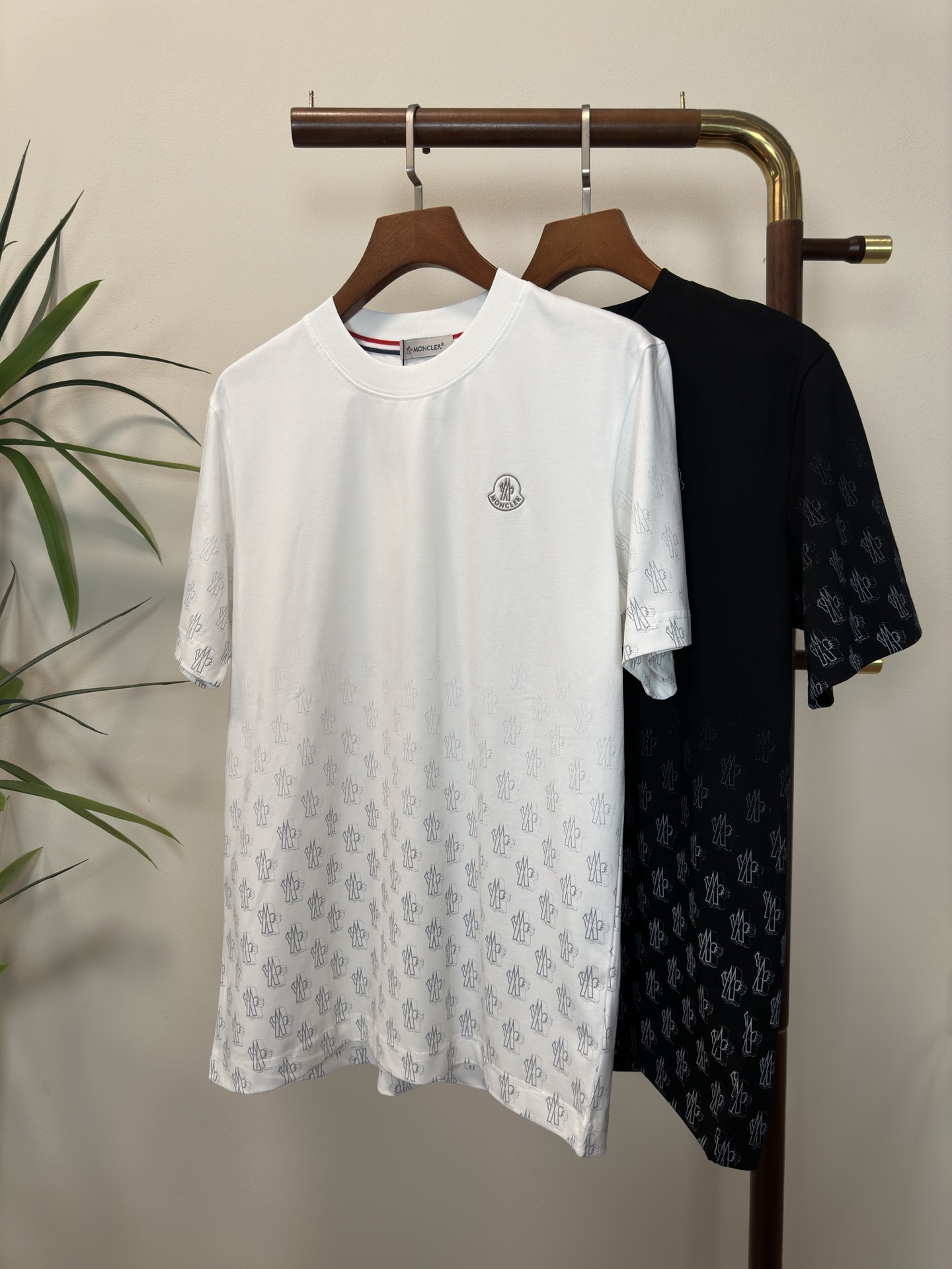 NO:145581,MON matte 2025 new round neck short-sleeved T-shirt high-end version!  Customized fabrics for counters are breathable and comfortable, with impeccable details, and the brand element design concept reflects high quality. The feel is delicate and soft!  It is casually cut, with a great upper body style!  S-XXL, Moncler, T-shirt,tees, t-shirt,alexander wang19860909MON 蒙口 2025新款 圆领 短袖 T恤 高端版本！专柜定制面料 透气舒适度高,细节无可挑剔,品牌元素设计理念,体现高品质.手感细腻柔软！呈现休闲裁剪,上身版型超赞！ 码数S-XXL,,Moncler,T-shirt,tees，t-shirt,alexander wang,Men's clothing