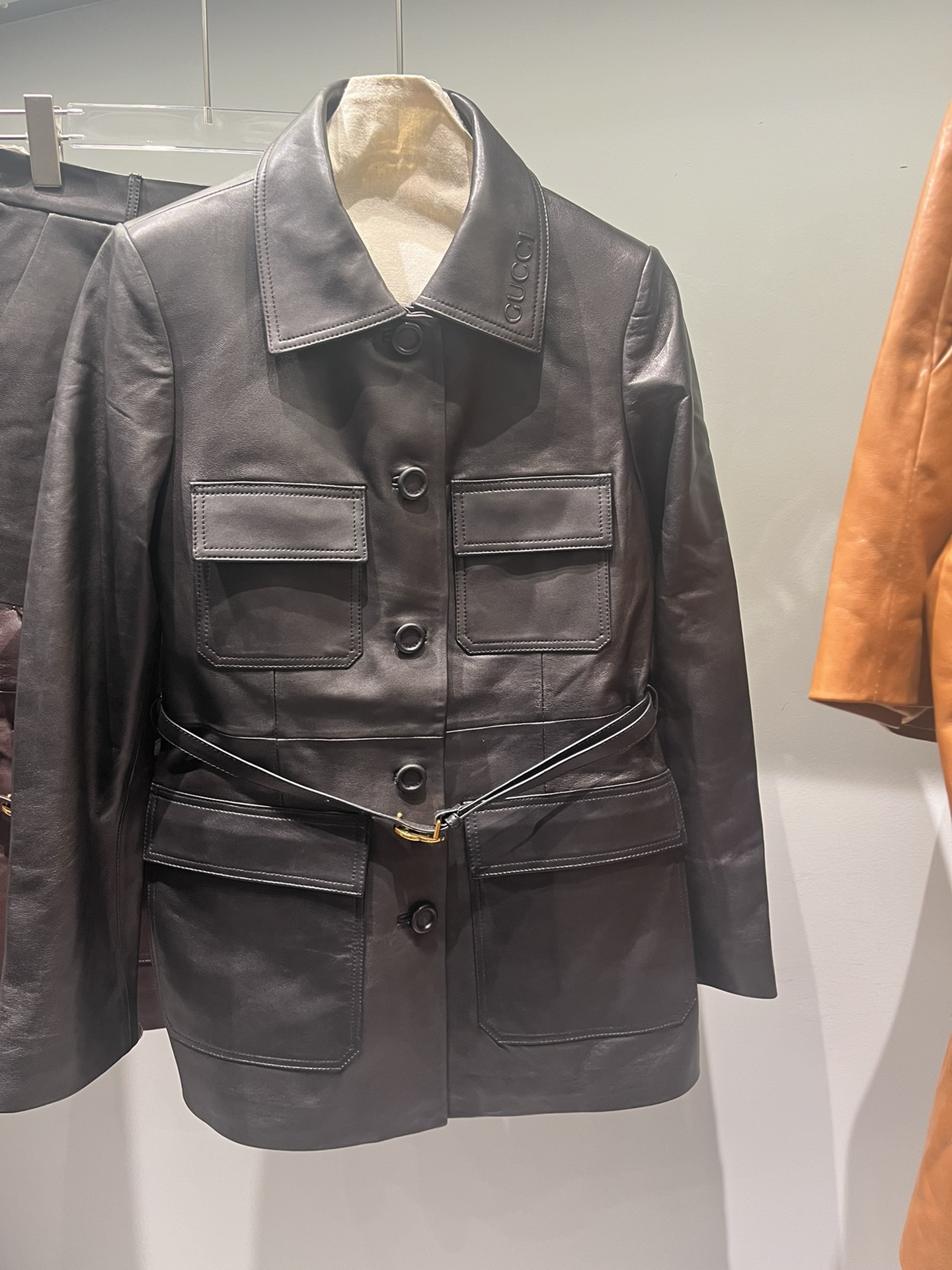 NO:723165,Black, semi-vegetable tanned sheepskin, feels very soft and comfortable, the leather is very textured, tops and pants 450, Gucci-clothing, gucci, sheepskin,19860909黑色,半植鞣羊皮,手感很柔软舒服皮料很有质感 上衣 裤450,古驰-服装,gucci,sheepskin,,Women's clothing