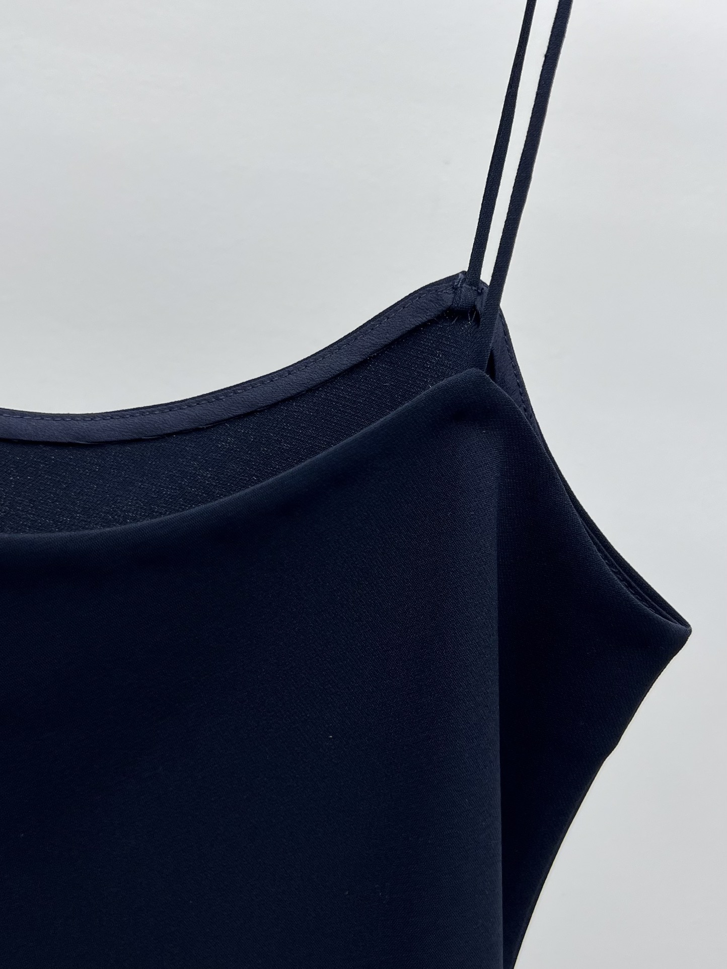 “Single-size Female Suit with Acoustic Acid Blend Material for Graceful Comfort” - 图片 8