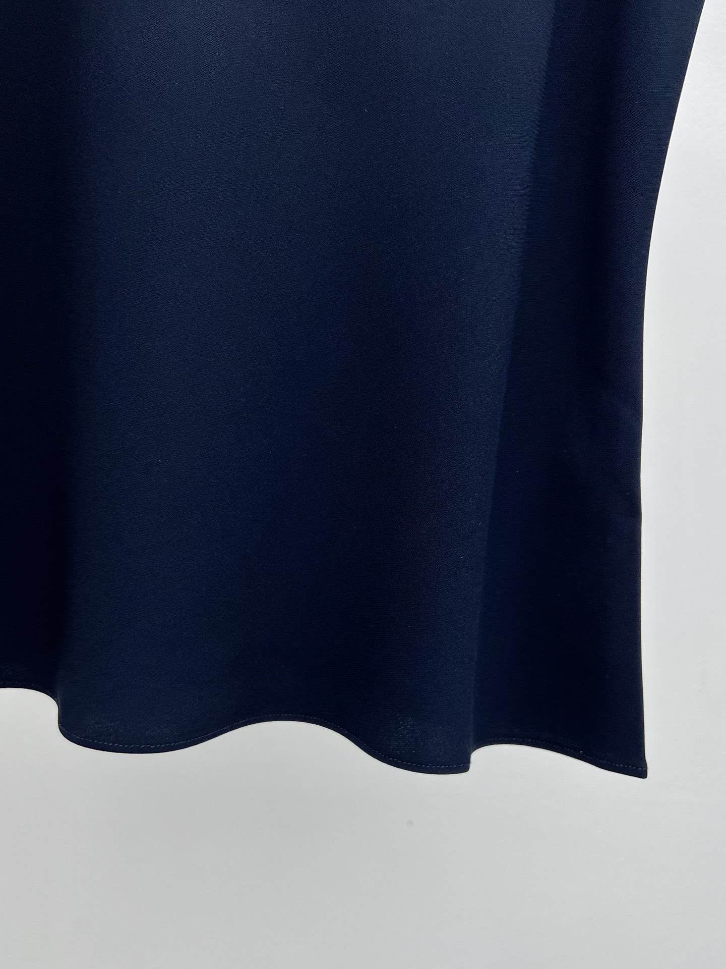 “Single-size Female Suit with Acoustic Acid Blend Material for Graceful Comfort” - 图片 5