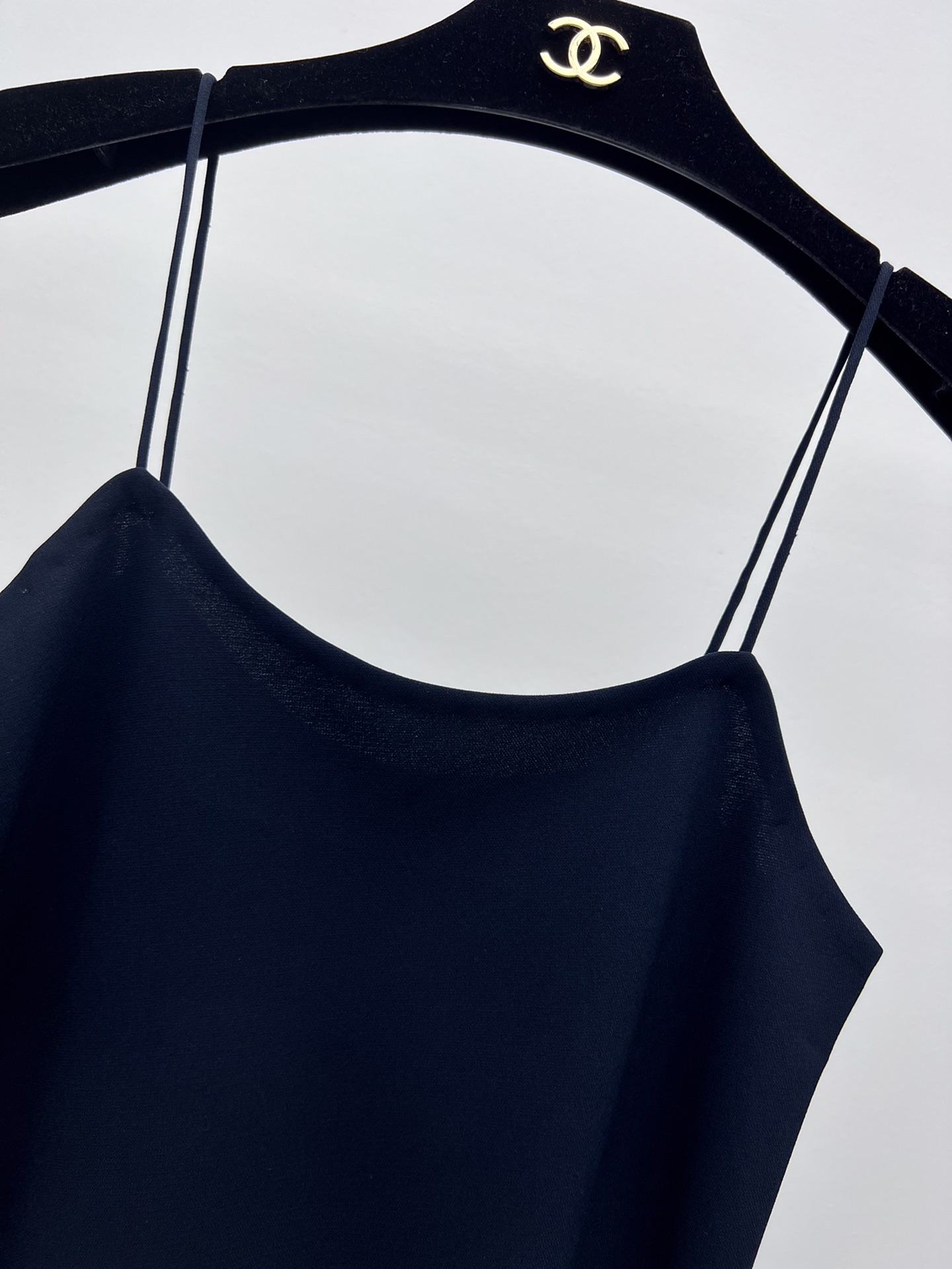 “Single-size Female Suit with Acoustic Acid Blend Material for Graceful Comfort” - 图片 3