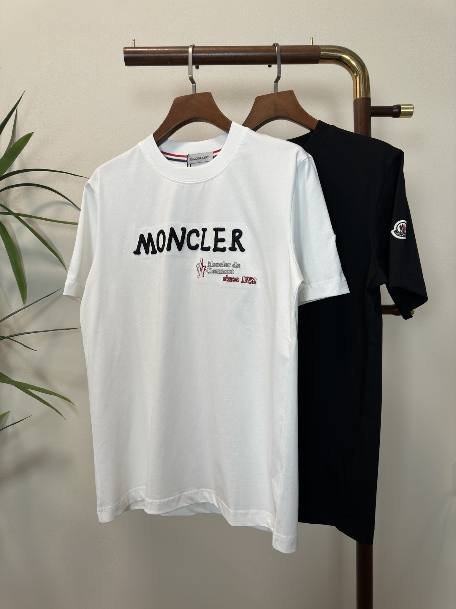 NO:150990,MON matte 2025 new round neck short-sleeved T-shirt high-end version!  Customized fabrics for counters are breathable and comfortable, with impeccable details, and the brand element design concept reflects high quality. The feel is delicate and soft!  It is casually cut, with a great upper body style!  S-XXL, Moncler, T-shirt,tees, t-shirt,alexander wang19860909MON 蒙口 2025新款 圆领 短袖 T恤 高端版本！专柜定制面料 透气舒适度高,细节无可挑剔,品牌元素设计理念,体现高品质.手感细腻柔软！呈现休闲裁剪,上身版型超赞！ 码数S-XXL,,Moncler,T-shirt,tees，t-shirt,alexander wang,Men's clothing