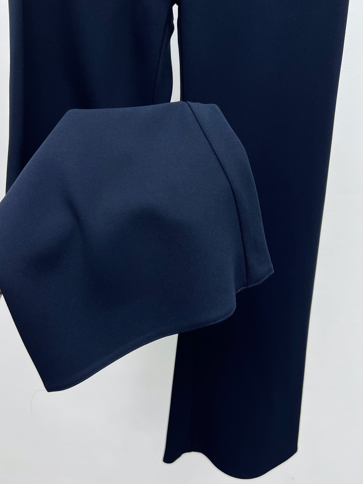 Elegant Single-Size Female Suit with Acoustic Acid Blending Material for Grace and Comfort - 图片 6