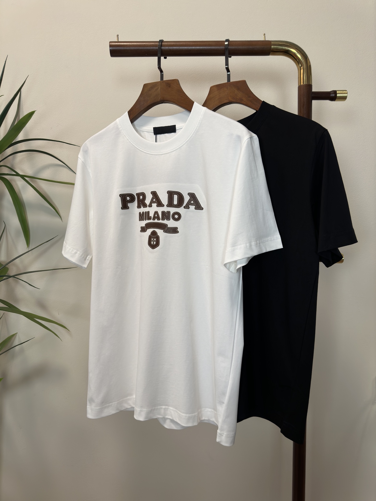 NO:141933,PRA Prada 2025 new round neck short-sleeved T-shirt high-end version!  Customized fabrics for counters are breathable and comfortable, with impeccable details, and the brand element design concept reflects high quality. The feel is delicate and soft!  It is casually cut, with a great upper body style!  S-XXL, prada, prada, T-shirt,tees, t-shirt,alexander wang19860909PRA 普拉达 2025新款 圆领 短袖 T恤 高端版本！专柜定制面料 透气舒适度高,细节无可挑剔,品牌元素设计理念,体现高品质.手感细腻柔软！呈现休闲裁剪,上身版型超赞！ 码数S-XXL,,prada,prada,T-shirt,tees，t-shirt,alexander wang,Men's clothing