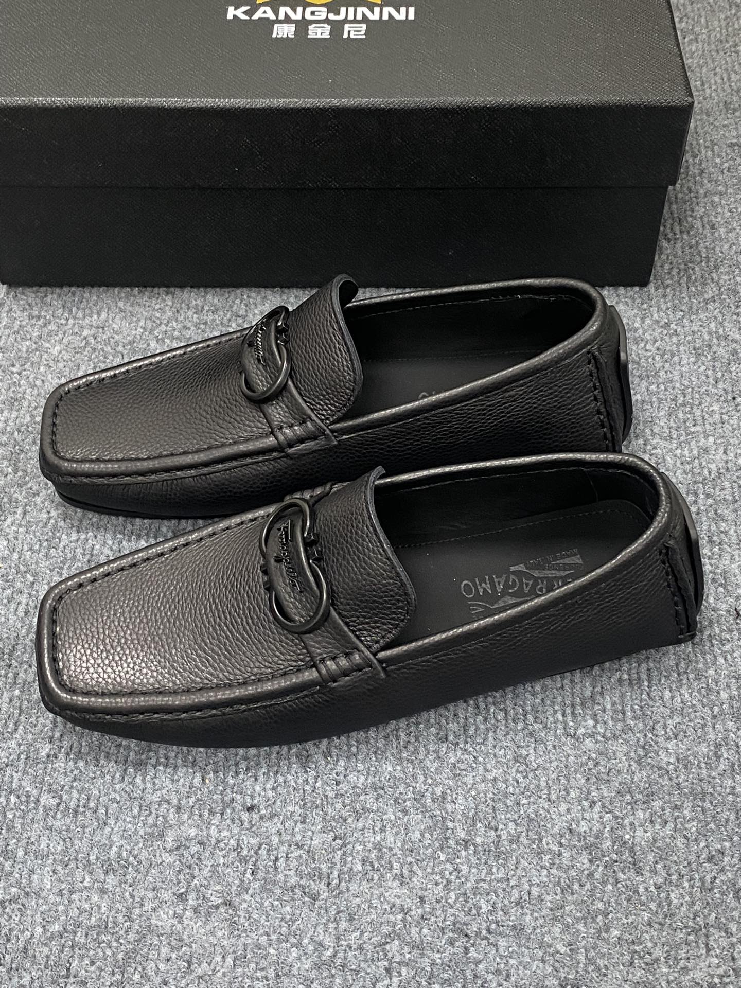 NO:275355,Ferragamo new series upper imported Italian calfskin, original large sole mold opening. Water dyed cowhide inner. The identity of every successful man is set off, with a generous and stable high-end custom counter original reproduction. The eternal classic number 339.-44 (38.45.46.47 can be customized) with counter packaging, ferragamo, ferragamo, cowhide19860909菲拉格慕Ferragamo新款系列鞋面意大利进口小牛皮、原版大底开模.水染牛皮内里.每一位成功男士的身份衬托,上脚大气稳重高端定制专柜原版复刻 永恒的经典码数339.-44(38.45.46.47可以订做)配专柜包装,,ferragamo,ferragamo,cowhide,Men's shoes