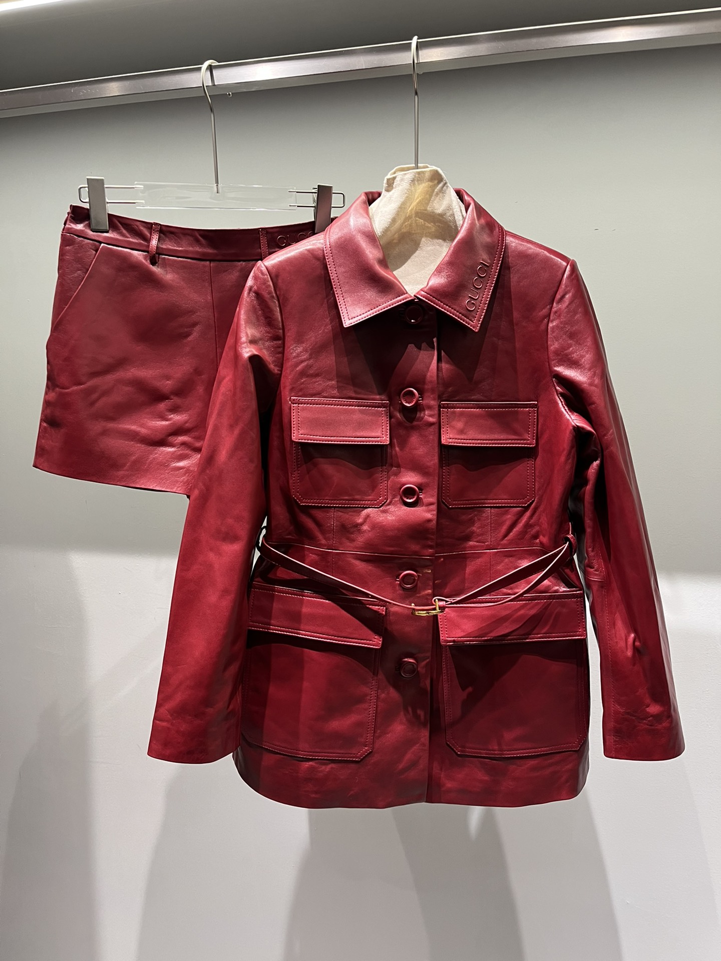 NO:723148,There is also burgundy color ~ super white, waxed sheepskin, with good gloss and texture. Tops and pants 450, Gucci-clothing, gucci, sheepskin,19860909还有酒红色～超显白,油蜡羊皮,光泽度质感很好 上衣 裤450,古驰-服装,gucci,sheepskin,,Women's clothing