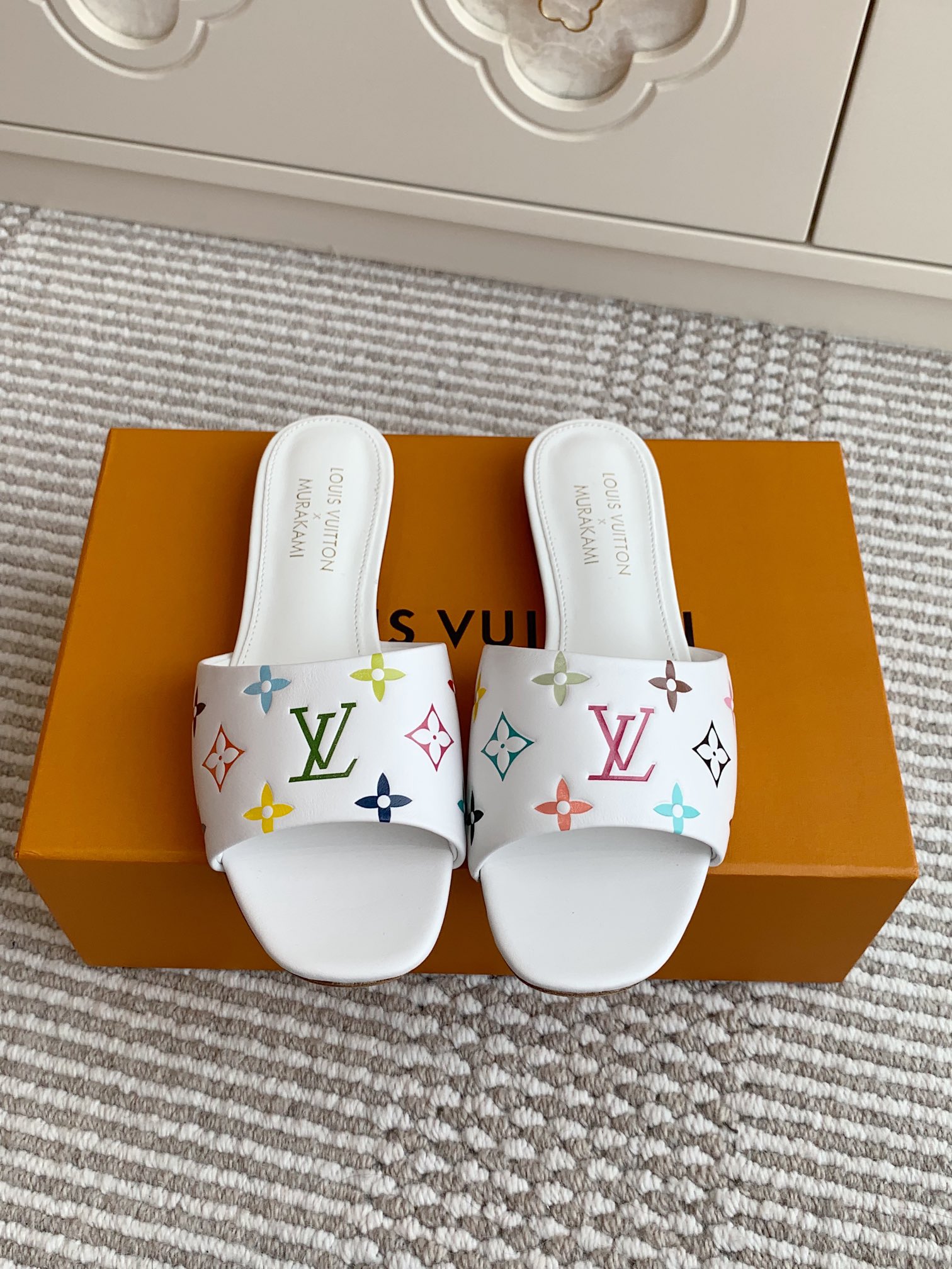NO:403142,Louis L Donkey LV x TM joint model Murakami Takashi Black and White Three Color Flat Sole/Cat Heel Sandals Top Quality This 6AM bow sandals are from Louis Vuitton x Murakami Takashi reprint series, which is a full Monogram pattern that is soaked in rainbow tones, revealing the iconic brushstrokes of Japanese artist Murakami Takashi. The configuration of the shoe is integrated into the elegant kitten heels, and the studded cowhide leather straps add a modern style. YB custom printed cowhide imported leather outsole flat sole 5.5cm size 35-39 (customized for 40 and 41), high heels slippers, louis vuitton, louis vuitton, louis vuitton, louis vuitton, louis vuitton, louis vuitton, louis vuitton, louis vuitton, louis vuitton, louis vuitton, louis vuitton, louis vuitton, high heels, slippers, cowhide, Leather  soles19860909批 Louis L驴家LV x TM联名款村上隆·黑白三彩平底/猫跟凉拖鞋 顶级品质 本款 6AM 蝴蝶结凉拖出自路易威登 x 村上隆再版系列,为全幅 Monogram 图案浸染彩虹色调,娓娓道出日本艺术家村上隆的标志性笔触.便鞋构型融入优雅小猫跟,饰钉牛皮革带再添摩登风范. YB定制印花牛皮 进口真皮大底 平底 5.5cm size35-39（40、41定做）,高跟鞋拖鞋,louis vuitton,louis vuitton,louis vuitton,louis vuitton,louis vuitton,high heels,slippers,cowhide,Leather soles,Women's Shoes