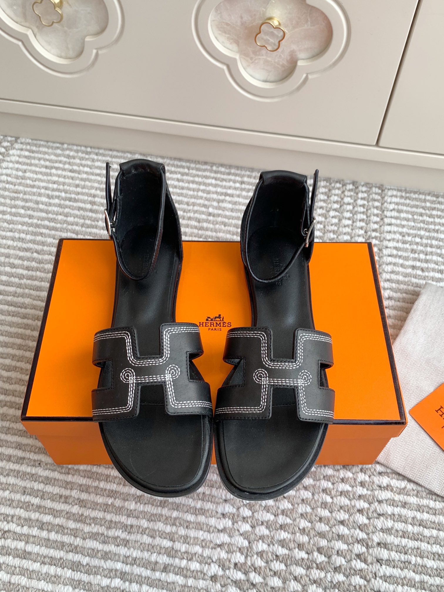 NO:262891,Glossy. Electric embroidery Hermes Santorini series classic H-side flat sandals Top quality Classic 