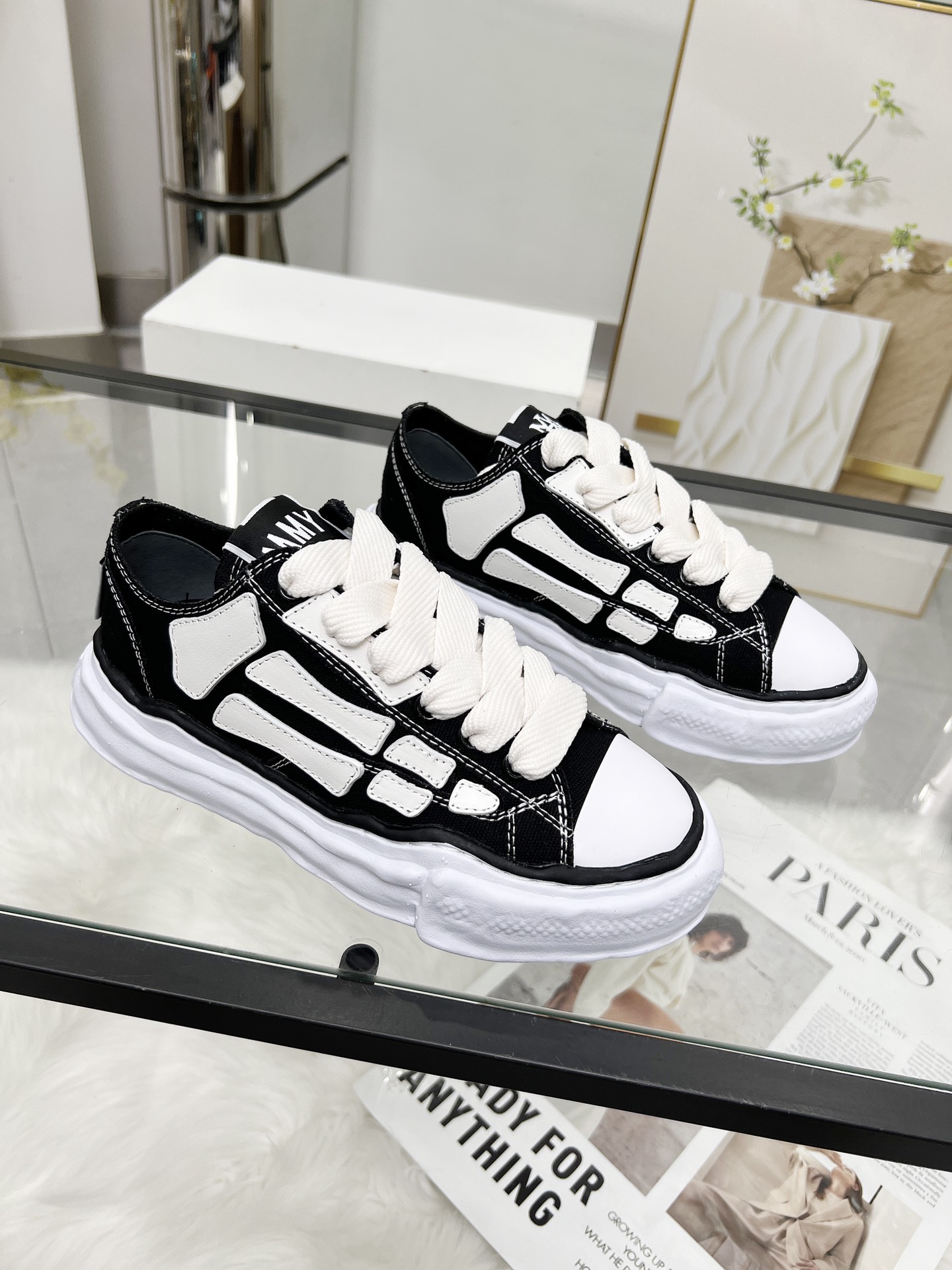 NO:233156,(10 men's model) MMY X AMIRI joint work is a shocking black and white collision, with unique bone line design, this pair of shoes perfectly blends personality and fashion. The moment you put on your feet, the street fashion is full, and every step is unruly. The original mold replica restores the authentic taste. Top version The upper uses imported canvas   imported cowhide. The inner layer uses top canvas. Secondary molding irregular sole. Anti-slip and wear-resistant. Size 35-45. Casual shoes/sports shoes, amiri, sneakers, cowhide19860909（男款10）  MMY X AMIRI联名之作震撼登场黑白碰撞,独特骨骼线条设计,这双板鞋将个性与时尚完美融合.上脚瞬间,街头潮流感拉满,每一步都踏出不羁态度 .原版开模复刻 还原正品味道 顶级版本 鞋面采用进口帆布 进口牛皮 内里采用顶级帆布 二次成型不规则大底 防滑耐磨 码数35一45,休闲鞋/运动鞋,amiri,sneakers,cowhide,Women's Shoes