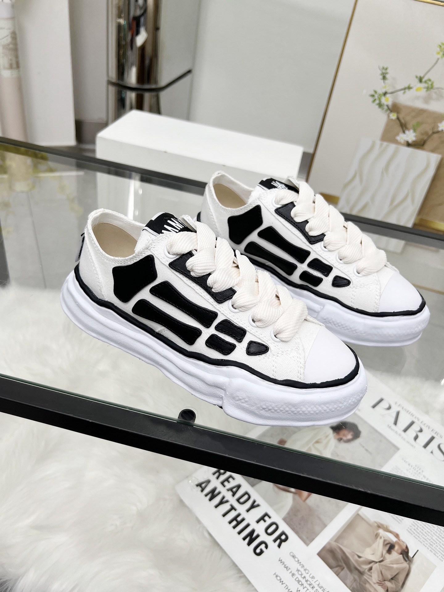 NO:227486,The MMY X AMIRI joint work is a shocking black and white collision, with unique bone line design. This pair of shoes perfectly combines personality and fashion. The moment you put on your feet, the street fashion is full, and every step is unruly. The original mold replica restores the authentic taste. Top version The upper uses imported canvas   imported cowhide. The inner layer uses top canvas. Secondary molding irregular outsole. Anti-slip and wear-resistant. Size 35-45. Men's 10. Casual shoes/sports shoes, amiri, sneakers, cowhide19860909MMY X AMIRI联名之作震撼登场黑白碰撞,独特骨骼线条设计,这双板鞋将个性与时尚完美融合.上脚瞬间,街头潮流感拉满,每一步都踏出不羁态度 .原版开模复刻 还原正品味道 顶级版本 鞋面采用进口帆布 进口牛皮 内里采用顶级帆布 二次成型不规则大底 防滑耐磨 码数35一45 男款10,休闲鞋/运动鞋,amiri,sneakers,cowhide,Women's Shoes