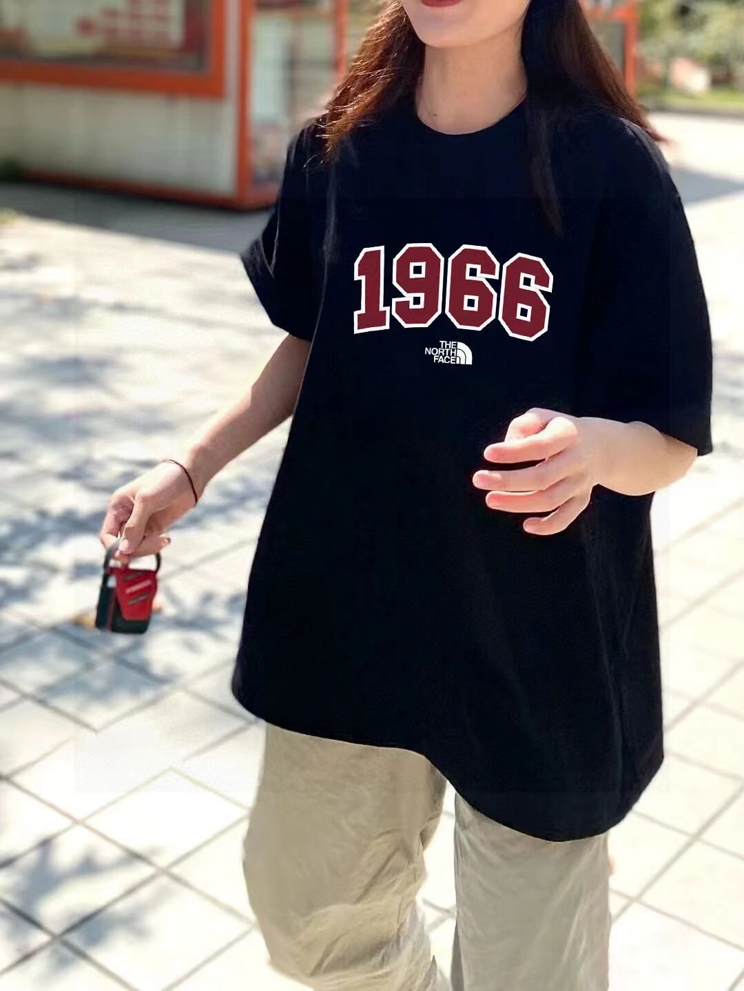 💰75
高品质
北面专柜同款户外探索风景情侣印花情侣短袖
采用260克定制精梳纯棉,三针五线做工,领口定制螺纹不变形,领口包包边条,肩膀处内里带压条,做工面料细节都无法挑剔,印花采用进口浆料,高端的刺绣精致细腻,简直太完美了!
版型宽松,男女都可以穿!
颜色 黑色 高级灰
尺码m~xl
m肩宽47胸围108衣长70
L肩宽49胸围112衣长72
XL肩宽51胸围116衣长74