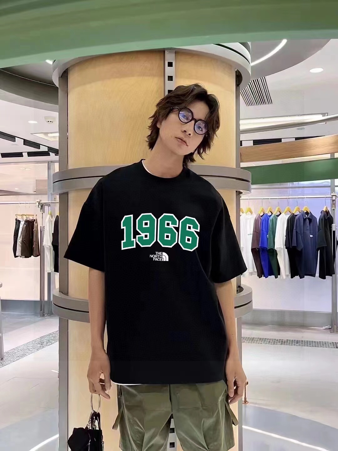 💰75
高品质
北面专柜同款户外探索风景情侣印花情侣短袖
采用260克定制精梳纯棉,三针五线做工,领口定制螺纹不变形,领口包包边条,肩膀处内里带压条,做工面料细节都无法挑剔,印花采用进口浆料,高端的刺绣精致细腻,简直太完美了!
版型宽松,男女都可以穿!
颜色 黑色 高级灰
尺码m~xl
m肩宽47胸围108衣长70
L肩宽49胸围112衣长72
XL肩宽51胸围116衣长74