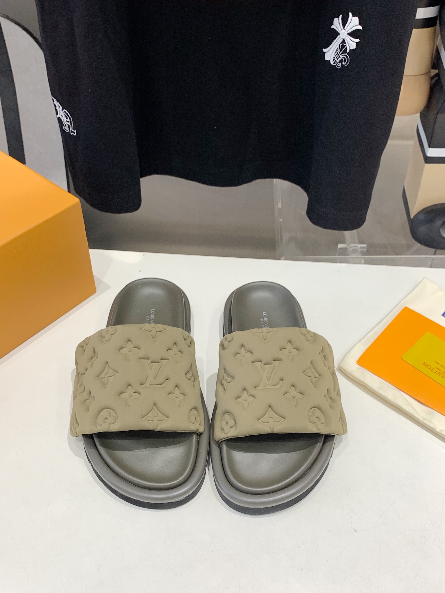 NO:239221,LV Donkey Brand L Home 2025 hit embossed logo embossed sandals This model Pool Pillow Comfort flat sandals are made of technological fabrics, reinterpreted with high-frequency imprinting technology Monogram pattern. Soft padded uppers are paired with adjustable Velcro, and comfortable and tough insoles add harmonious color. Fabric: Original customized technology fabric Soft sheepskin inner sole original open mold rubber foam sole Size: 35-45, slippers, louis vuitton, louis vuitton, louis vuitton, slippers, sheepskin19860909LV驴牌L家 2025爆款 浮雕logo 压花 凉拖鞋 本款 Pool Pillow Comfort 平底凉拖取材科技织物,以高频压印技术重绎 Monogram 图案.柔软加垫鞋面搭配可调节魔术贴,舒适韧性鞋垫再添和谐色彩 面料: 原版定制科技织物 内里柔软羊皮里 鞋底原版开模橡胶发泡大底 Size: 35-45,拖鞋,louis vuitton,louis vuitton,louis vuitton,slippers,sheepskin,Women's Shoes