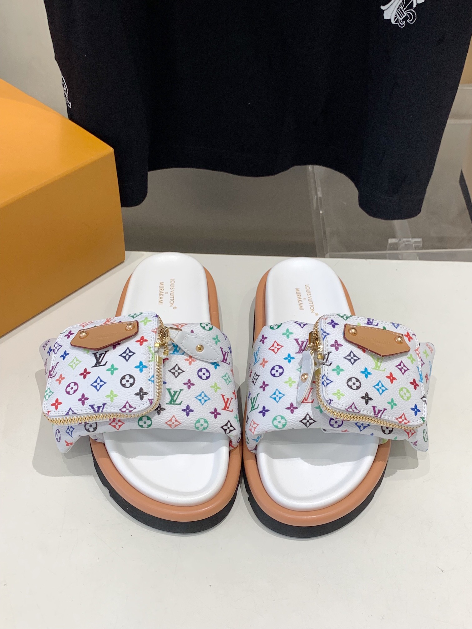 NO:239225,LV Donkey Brand L Home 2025 hit embossed logo embossed sandals This model Pool Pillow Comfort flat sandals are made of technological fabrics, reinterpreted with high-frequency imprinting technology Monogram pattern. Soft padded uppers are paired with adjustable Velcro, and comfortable and tough insoles add harmonious color. Fabric: Original customized technology fabric Soft sheepskin inner sole original open mold rubber foam sole Size: 35-45, slippers, louis vuitton, louis vuitton, louis vuitton, slippers, sheepskin19860909LV驴牌L家 2025爆款 浮雕logo 压花 凉拖鞋 本款 Pool Pillow Comfort 平底凉拖取材科技织物,以高频压印技术重绎 Monogram 图案.柔软加垫鞋面搭配可调节魔术贴,舒适韧性鞋垫再添和谐色彩 面料: 原版定制科技织物 内里柔软羊皮里 鞋底原版开模橡胶发泡大底 Size: 35-45,拖鞋,louis vuitton,louis vuitton,louis vuitton,slippers,sheepskin,Women's Shoes