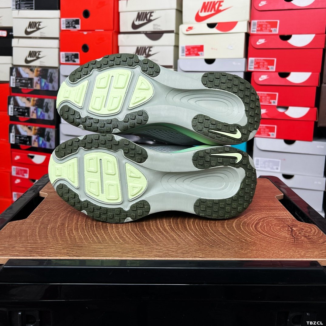 🧧💰230
耐克 Nike Vomero 18 厚底增高老爹运动跑步鞋。全新 Vomero 提供比以往更多的緩衝效能以及該系列有史以來最高的鞋底高度,結合 Nike 的 oomX 和 ReactX 泡棉打造雙層緩衝設計,實現出色奔馳體驗。Vomero 18 在設計時,從舒適性和緩衝機能,到耐久性和風格等每個面向,都考量到男女性的意見分析和偏好。Nike 全新推出 Vomero 18,邀請所有跑者體驗非凡緩震和舒適腳感,為路跑鞋設下嶄新標準。優質版型是根據跑者的需求和精密分析而設計,巧妙平衡順暢腳感和柔軟度,塑造舒適至上的輕盈感受,適合所有性別。全新 Vomero 採用 oomX 全掌式泡棉,搭配鞋跟和前足的 ReactX 泡棉,為跑者帶來雙重緩震效果,締造出色邁步體驗。 協調的層疊泡棉提供比以往更多的緩衝效能,此版型的鞋底高度增加至 46 公釐,比上一代高出 6 公釐,創下 Vomero 系列新高。非凡緩震性能塑造理想的日常跑步體驗,從初次嘗試跑步的新手,到想要增加跑步里程的資深跑者,再到正在進行賽後恢復的選手,這款舒適柔軟的鞋款可為各種程度的運動員帶來全天候舒適腳感。「跑者們認為出色的緩震機能應該能帶來柔軟舒適的體驗,緩和足底與地面之間的衝擊力。
货号: HM6803
尺码: 36 36.5 37.5 38 38.5 39 40 40.5 41 42 42.5 43 44 45