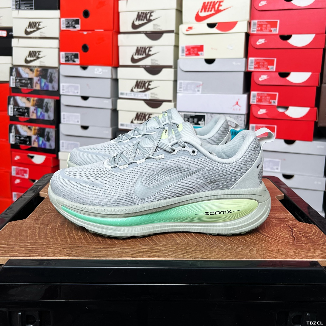 🧧💰230
耐克 Nike Vomero 18 厚底增高老爹运动跑步鞋。全新 Vomero 提供比以往更多的緩衝效能以及該系列有史以來最高的鞋底高度,結合 Nike 的 oomX 和 ReactX 泡棉打造雙層緩衝設計,實現出色奔馳體驗。Vomero 18 在設計時,從舒適性和緩衝機能,到耐久性和風格等每個面向,都考量到男女性的意見分析和偏好。Nike 全新推出 Vomero 18,邀請所有跑者體驗非凡緩震和舒適腳感,為路跑鞋設下嶄新標準。優質版型是根據跑者的需求和精密分析而設計,巧妙平衡順暢腳感和柔軟度,塑造舒適至上的輕盈感受,適合所有性別。全新 Vomero 採用 oomX 全掌式泡棉,搭配鞋跟和前足的 ReactX 泡棉,為跑者帶來雙重緩震效果,締造出色邁步體驗。 協調的層疊泡棉提供比以往更多的緩衝效能,此版型的鞋底高度增加至 46 公釐,比上一代高出 6 公釐,創下 Vomero 系列新高。非凡緩震性能塑造理想的日常跑步體驗,從初次嘗試跑步的新手,到想要增加跑步里程的資深跑者,再到正在進行賽後恢復的選手,這款舒適柔軟的鞋款可為各種程度的運動員帶來全天候舒適腳感。「跑者們認為出色的緩震機能應該能帶來柔軟舒適的體驗,緩和足底與地面之間的衝擊力。
货号: HM6803
尺码: 36 36.5 37.5 38 38.5 39 40 40.5 41 42 42.5 43 44 45