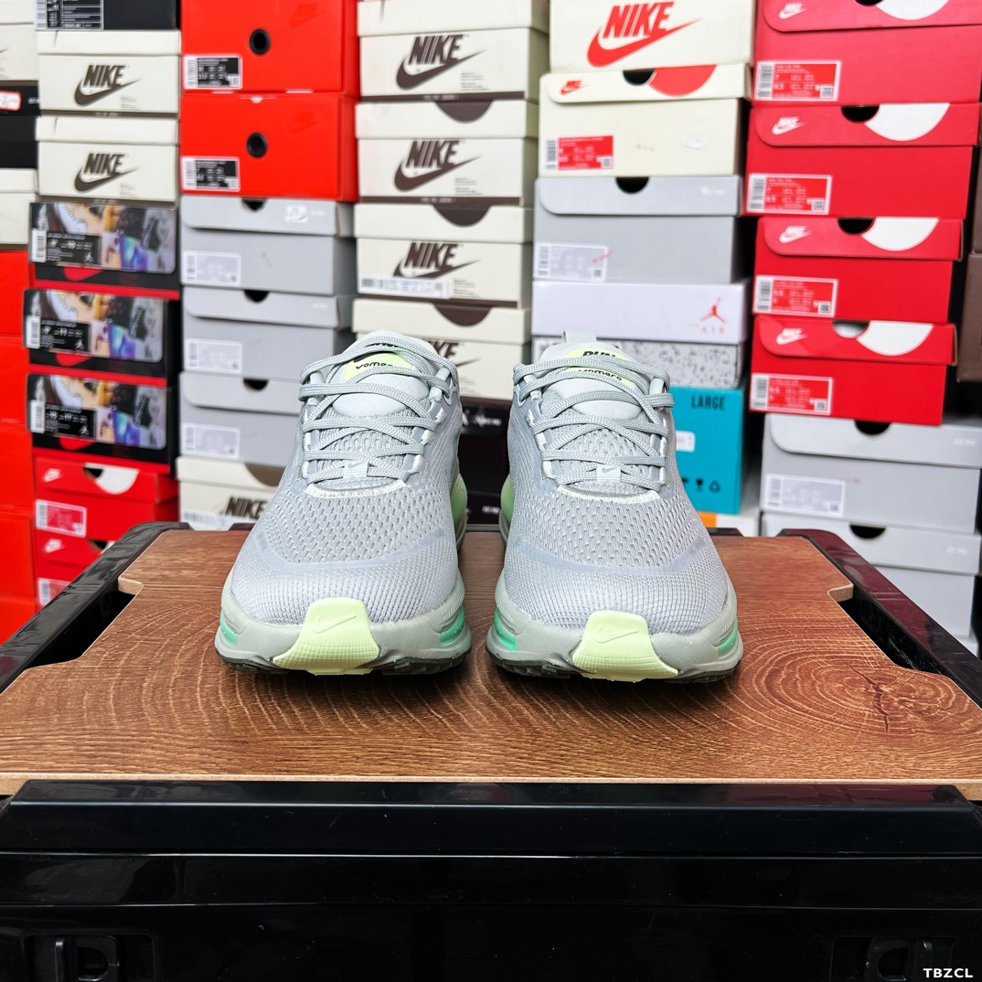 🧧💰230
耐克 Nike Vomero 18 厚底增高老爹运动跑步鞋。全新 Vomero 提供比以往更多的緩衝效能以及該系列有史以來最高的鞋底高度,結合 Nike 的 oomX 和 ReactX 泡棉打造雙層緩衝設計,實現出色奔馳體驗。Vomero 18 在設計時,從舒適性和緩衝機能,到耐久性和風格等每個面向,都考量到男女性的意見分析和偏好。Nike 全新推出 Vomero 18,邀請所有跑者體驗非凡緩震和舒適腳感,為路跑鞋設下嶄新標準。優質版型是根據跑者的需求和精密分析而設計,巧妙平衡順暢腳感和柔軟度,塑造舒適至上的輕盈感受,適合所有性別。全新 Vomero 採用 oomX 全掌式泡棉,搭配鞋跟和前足的 ReactX 泡棉,為跑者帶來雙重緩震效果,締造出色邁步體驗。 協調的層疊泡棉提供比以往更多的緩衝效能,此版型的鞋底高度增加至 46 公釐,比上一代高出 6 公釐,創下 Vomero 系列新高。非凡緩震性能塑造理想的日常跑步體驗,從初次嘗試跑步的新手,到想要增加跑步里程的資深跑者,再到正在進行賽後恢復的選手,這款舒適柔軟的鞋款可為各種程度的運動員帶來全天候舒適腳感。「跑者們認為出色的緩震機能應該能帶來柔軟舒適的體驗,緩和足底與地面之間的衝擊力。
货号: HM6803
尺码: 36 36.5 37.5 38 38.5 39 40 40.5 41 42 42.5 43 44 45
