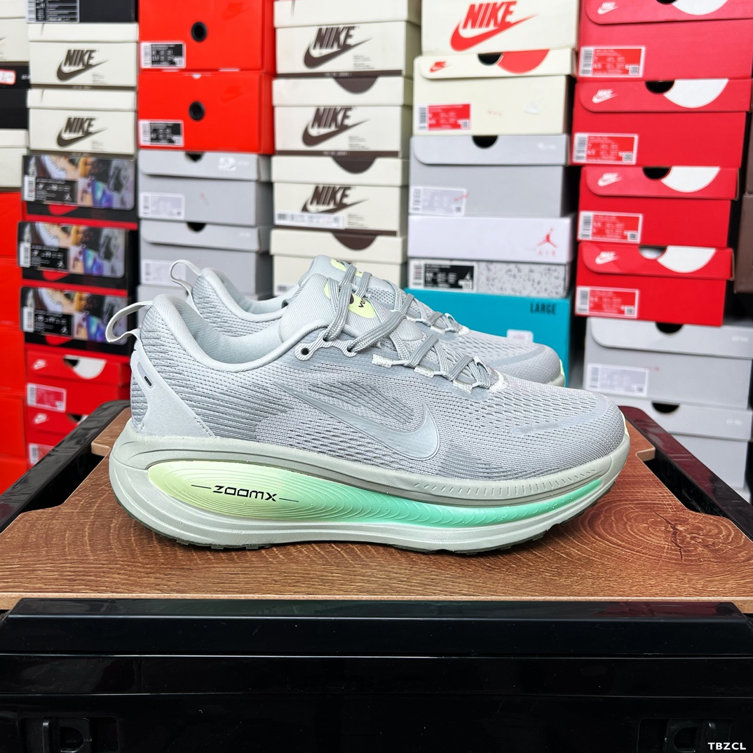🧧💰230
耐克 Nike Vomero 18 厚底增高老爹运动跑步鞋。全新 Vomero 提供比以往更多的緩衝效能以及該系列有史以來最高的鞋底高度,結合 Nike 的 oomX 和 ReactX 泡棉打造雙層緩衝設計,實現出色奔馳體驗。Vomero 18 在設計時,從舒適性和緩衝機能,到耐久性和風格等每個面向,都考量到男女性的意見分析和偏好。Nike 全新推出 Vomero 18,邀請所有跑者體驗非凡緩震和舒適腳感,為路跑鞋設下嶄新標準。優質版型是根據跑者的需求和精密分析而設計,巧妙平衡順暢腳感和柔軟度,塑造舒適至上的輕盈感受,適合所有性別。全新 Vomero 採用 oomX 全掌式泡棉,搭配鞋跟和前足的 ReactX 泡棉,為跑者帶來雙重緩震效果,締造出色邁步體驗。 協調的層疊泡棉提供比以往更多的緩衝效能,此版型的鞋底高度增加至 46 公釐,比上一代高出 6 公釐,創下 Vomero 系列新高。非凡緩震性能塑造理想的日常跑步體驗,從初次嘗試跑步的新手,到想要增加跑步里程的資深跑者,再到正在進行賽後恢復的選手,這款舒適柔軟的鞋款可為各種程度的運動員帶來全天候舒適腳感。「跑者們認為出色的緩震機能應該能帶來柔軟舒適的體驗,緩和足底與地面之間的衝擊力。
货号: HM6803
尺码: 36 36.5 37.5 38 38.5 39 40 40.5 41 42 42.5 43 44 45