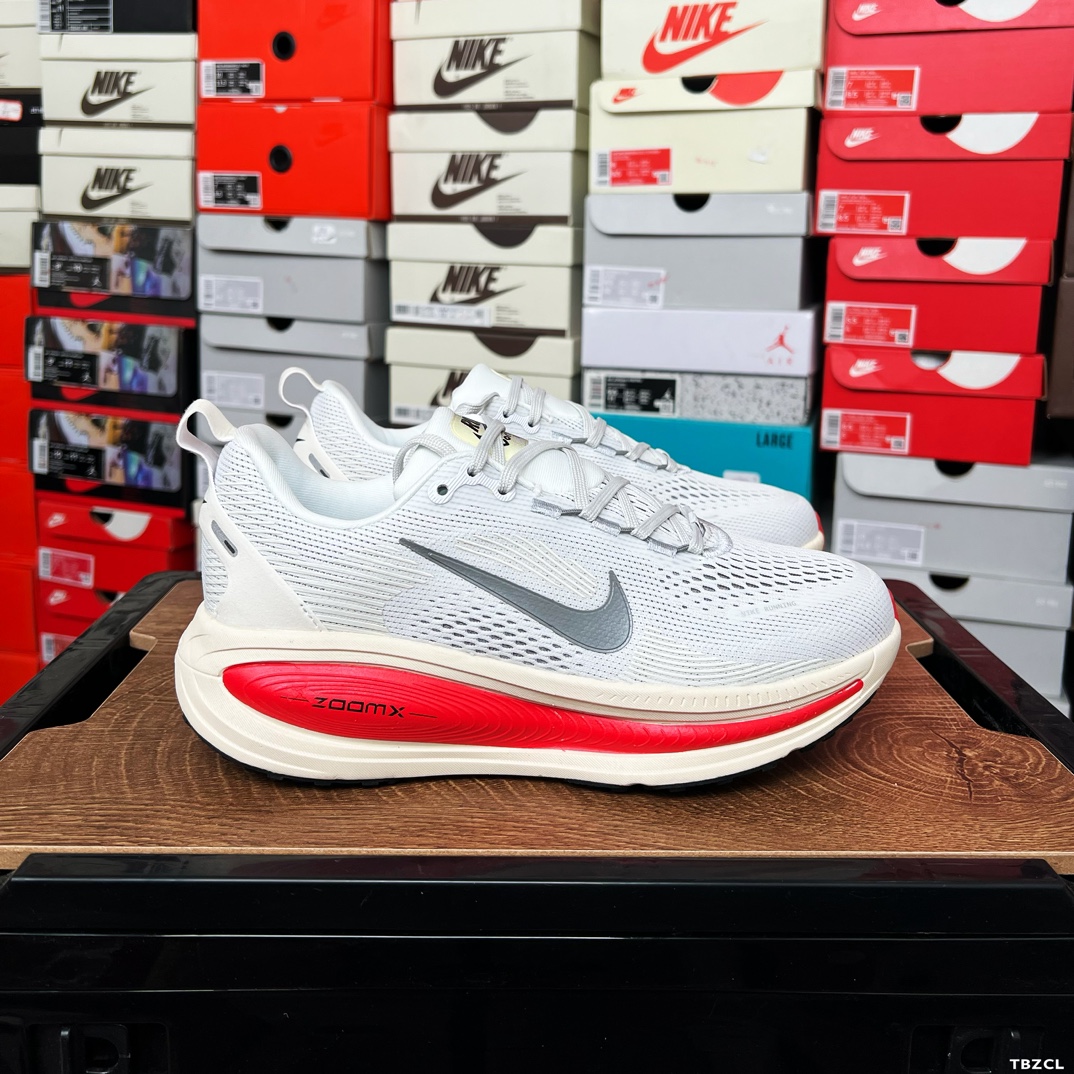 实拍🧧💰110
耐克 Nike Vomero 18 厚底增高老爹运动跑步鞋。全新 Vomero 提供比以往更多的緩衝效能以及該系列有史以來最高的鞋底高度，結合 Nike 的 ZoomX 和 ReactX 泡棉打造雙層緩衝設計，實現出色奔馳體驗。Vomero 18 在設計時，從舒適性和緩衝機能，到耐久性和風格等每個面向，都考量到男女性的意見分析和偏好。Nike 全新推出 Vomero 18，邀請所有跑者體驗非凡緩震和舒適腳感，為路跑鞋設下嶄新標準。優質版型是根據跑者的需求和精密分析而設計，巧妙平衡順暢腳感和柔軟度，塑造舒適至上的輕盈感受，適合所有性別。全新 Vomero 採用 ZoomX 全掌式泡棉，搭配鞋跟和前足的 ReactX 泡棉，為跑者帶來雙重緩震效果，締造出色邁步體驗。 協調的層疊泡棉提供比以往更多的緩衝效能，此版型的鞋底高度增加至 46 公釐，比上一代高出 6 公釐，創下 Vomero 系列新高。非凡緩震性能塑造理想的日常跑步體驗，從初次嘗試跑步的新手，到想要增加跑步里程的資深跑者，再到正在進行賽後恢復的選手，這款舒適柔軟的鞋款可為各種程度的運動員帶來全天候舒適腳感。「跑者們認為出色的緩震機能應該能帶來柔軟舒適的體驗，緩和足底與地面之間的衝擊力。 

货号:  HM6803
尺码:  36 36.5 37.5 38 38.5 39 40 40.5 41 42 42.5 43 44 45