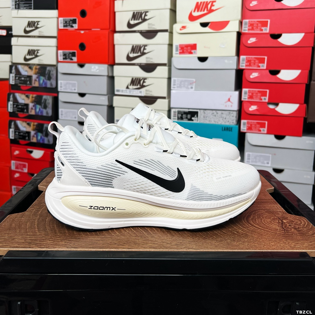 实拍🧧💰110
耐克 Nike Vomero 18 厚底增高老爹运动跑步鞋。全新 Vomero 提供比以往更多的緩衝效能以及該系列有史以來最高的鞋底高度，結合 Nike 的 ZoomX 和 ReactX 泡棉打造雙層緩衝設計，實現出色奔馳體驗。Vomero 18 在設計時，從舒適性和緩衝機能，到耐久性和風格等每個面向，都考量到男女性的意見分析和偏好。Nike 全新推出 Vomero 18，邀請所有跑者體驗非凡緩震和舒適腳感，為路跑鞋設下嶄新標準。優質版型是根據跑者的需求和精密分析而設計，巧妙平衡順暢腳感和柔軟度，塑造舒適至上的輕盈感受，適合所有性別。全新 Vomero 採用 ZoomX 全掌式泡棉，搭配鞋跟和前足的 ReactX 泡棉，為跑者帶來雙重緩震效果，締造出色邁步體驗。 協調的層疊泡棉提供比以往更多的緩衝效能，此版型的鞋底高度增加至 46 公釐，比上一代高出 6 公釐，創下 Vomero 系列新高。非凡緩震性能塑造理想的日常跑步體驗，從初次嘗試跑步的新手，到想要增加跑步里程的資深跑者，再到正在進行賽後恢復的選手，這款舒適柔軟的鞋款可為各種程度的運動員帶來全天候舒適腳感。「跑者們認為出色的緩震機能應該能帶來柔軟舒適的體驗，緩和足底與地面之間的衝擊力。 

货号:  HM6803
尺码:  36 36.5 37.5 38 38.5 39 40 40.5 41 42 42.5 43 44 45