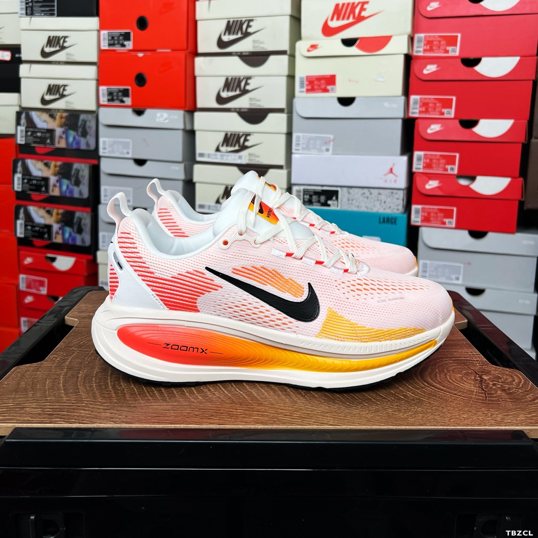 实拍🧧💰110
耐克 Nike Vomero 18 厚底增高老爹运动跑步鞋。全新 Vomero 提供比以往更多的緩衝效能以及該系列有史以來最高的鞋底高度，結合 Nike 的 ZoomX 和 ReactX 泡棉打造雙層緩衝設計，實現出色奔馳體驗。Vomero 18 在設計時，從舒適性和緩衝機能，到耐久性和風格等每個面向，都考量到男女性的意見分析和偏好。Nike 全新推出 Vomero 18，邀請所有跑者體驗非凡緩震和舒適腳感，為路跑鞋設下嶄新標準。優質版型是根據跑者的需求和精密分析而設計，巧妙平衡順暢腳感和柔軟度，塑造舒適至上的輕盈感受，適合所有性別。全新 Vomero 採用 ZoomX 全掌式泡棉，搭配鞋跟和前足的 ReactX 泡棉，為跑者帶來雙重緩震效果，締造出色邁步體驗。 協調的層疊泡棉提供比以往更多的緩衝效能，此版型的鞋底高度增加至 46 公釐，比上一代高出 6 公釐，創下 Vomero 系列新高。非凡緩震性能塑造理想的日常跑步體驗，從初次嘗試跑步的新手，到想要增加跑步里程的資深跑者，再到正在進行賽後恢復的選手，這款舒適柔軟的鞋款可為各種程度的運動員帶來全天候舒適腳感。「跑者們認為出色的緩震機能應該能帶來柔軟舒適的體驗，緩和足底與地面之間的衝擊力。 

货号:  HM6803
尺码:  36 36.5 37.5 38 38.5 39 40 40.5 41 42 42.5 43 44 45