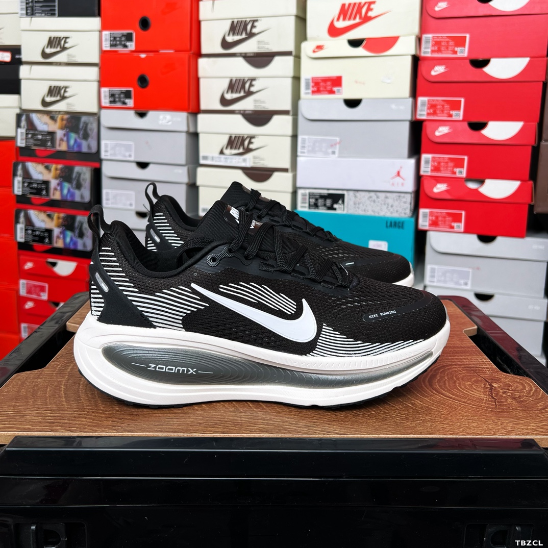 实拍🧧💰110
耐克 Nike Vomero 18 厚底增高老爹运动跑步鞋。全新 Vomero 提供比以往更多的緩衝效能以及該系列有史以來最高的鞋底高度，結合 Nike 的 ZoomX 和 ReactX 泡棉打造雙層緩衝設計，實現出色奔馳體驗。Vomero 18 在設計時，從舒適性和緩衝機能，到耐久性和風格等每個面向，都考量到男女性的意見分析和偏好。Nike 全新推出 Vomero 18，邀請所有跑者體驗非凡緩震和舒適腳感，為路跑鞋設下嶄新標準。優質版型是根據跑者的需求和精密分析而設計，巧妙平衡順暢腳感和柔軟度，塑造舒適至上的輕盈感受，適合所有性別。全新 Vomero 採用 ZoomX 全掌式泡棉，搭配鞋跟和前足的 ReactX 泡棉，為跑者帶來雙重緩震效果，締造出色邁步體驗。 協調的層疊泡棉提供比以往更多的緩衝效能，此版型的鞋底高度增加至 46 公釐，比上一代高出 6 公釐，創下 Vomero 系列新高。非凡緩震性能塑造理想的日常跑步體驗，從初次嘗試跑步的新手，到想要增加跑步里程的資深跑者，再到正在進行賽後恢復的選手，這款舒適柔軟的鞋款可為各種程度的運動員帶來全天候舒適腳感。「跑者們認為出色的緩震機能應該能帶來柔軟舒適的體驗，緩和足底與地面之間的衝擊力。 

货号:  HM6803
尺码:  36 36.5 37.5 38 38.5 39 40 40.5 41 42 42.5 43 44 45