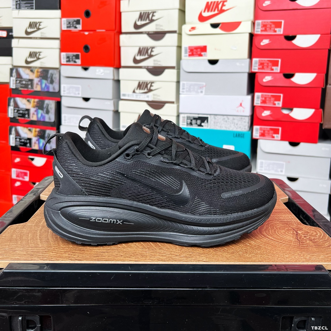 实拍集合图🧧🧧🧧💰110
耐克 Nike Vomero 18 厚底增高老爹运动跑步鞋。全新 Vomero 提供比以往更多的緩衝效能以及該系列有史以來最高的鞋底高度，結合 Nike 的 ZoomX 和 ReactX 泡棉打造雙層緩衝設計，實現出色奔馳體驗。Vomero 18 在設計時，從舒適性和緩衝機能，到耐久性和風格等每個面向，都考量到男女性的意見分析和偏好。Nike 全新推出 Vomero 18，邀請所有跑者體驗非凡緩震和舒適腳感，為路跑鞋設下嶄新標準。優質版型是根據跑者的需求和精密分析而設計，巧妙平衡順暢腳感和柔軟度，塑造舒適至上的輕盈感受，適合所有性別。全新 Vomero 採用 ZoomX 全掌式泡棉，搭配鞋跟和前足的 ReactX 泡棉，為跑者帶來雙重緩震效果，締造出色邁步體驗。 協調的層疊泡棉提供比以往更多的緩衝效能，此版型的鞋底高度增加至 46 公釐，比上一代高出 6 公釐，創下 Vomero 系列新高。非凡緩震性能塑造理想的日常跑步體驗，從初次嘗試跑步的新手，到想要增加跑步里程的資深跑者，再到正在進行賽後恢復的選手，這款舒適柔軟的鞋款可為各種程度的運動員帶來全天候舒適腳感。「跑者們認為出色的緩震機能應該能帶來柔軟舒適的體驗，緩和足底與地面之間的衝擊力。 

货号:  HM6803
尺码:  36 36.5 37.5 38 38.5 39 40 40.5 41 42 42.5 43 44 45