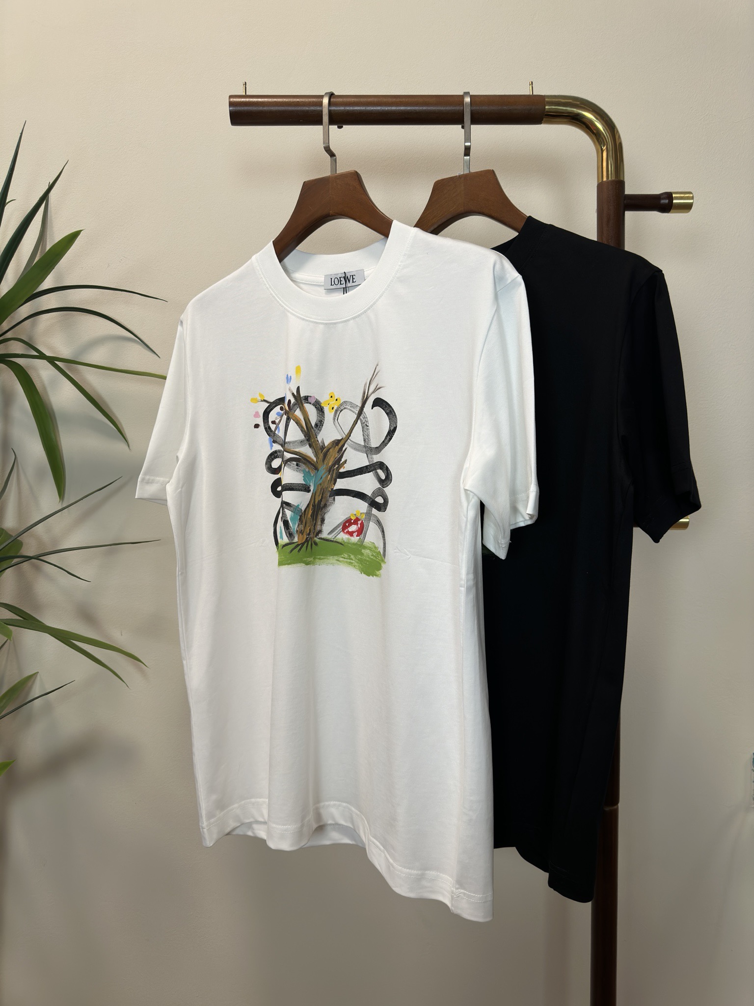 NO:141931,LOE 2025 new round neck short-sleeved T-shirt high-end version!  Customized fabrics for counters are breathable and comfortable, with impeccable details, and the brand element design concept reflects high quality. The feel is delicate and soft!  It is casually cut, with a great upper body style!  S-XXL, loewe, loewe, T-shirt,tees, t-shirt,alexander wang19860909LOE 罗意威2025新款 圆领 短袖 T恤 高端版本！专柜定制面料 透气舒适度高,细节无可挑剔,品牌元素设计理念,体现高品质.手感细腻柔软！呈现休闲裁剪,上身版型超赞！ 码数S-XXL,,loewe,loewe,T-shirt,tees，t-shirt,alexander wang,Men's clothing