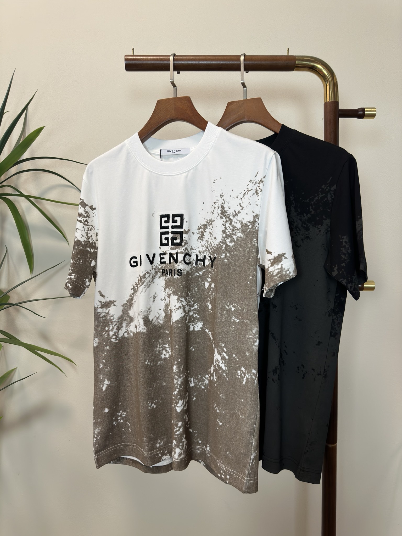 NO:141901,GVC Givenchy 2025 new round neck short-sleeved T-shirt high-end version!  Customized fabrics for counters are breathable and comfortable, with impeccable details, and the brand element design concept reflects high quality. The feel is delicate and soft!  It is casually cut, with a great upper body style!  S-XXL, given, T-shirt,tees,t-shirt,alexander wang19860909GVC 纪梵希 2025新款 圆领 短袖 T恤 高端版本！专柜定制面料 透气舒适度高,细节无可挑剔,品牌元素设计理念,体现高品质.手感细腻柔软！呈现休闲裁剪,上身版型超赞！ 码数S-XXL,,givenchy,T-shirt,tees，t-shirt,alexander wang,Men's clothing