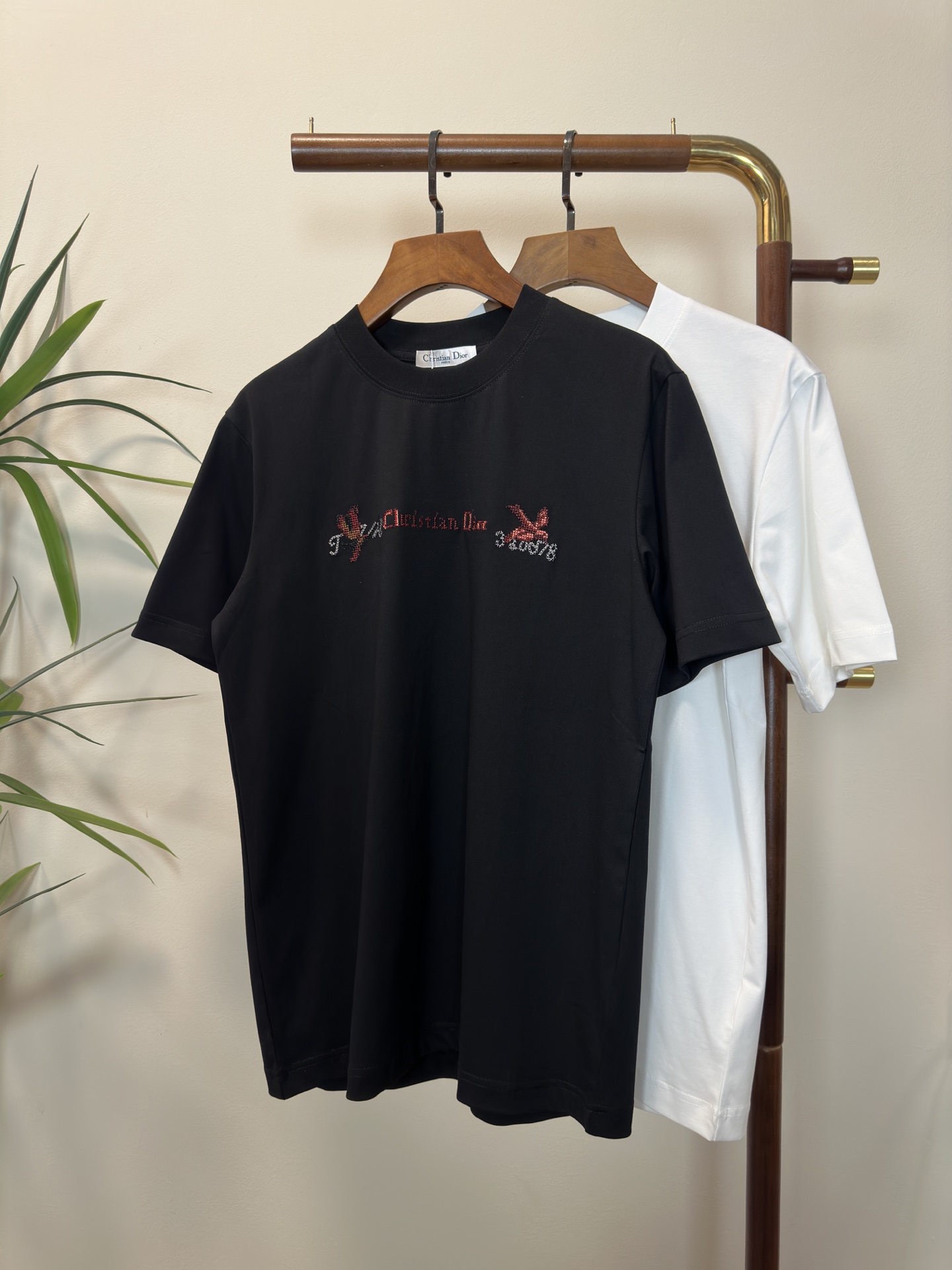 NO:141929,DIOR 2025 new round neck short-sleeved T-shirt high-end version!  Customized fabrics for counters are breathable and comfortable, with impeccable details, and the brand element design concept reflects high quality. The feel is delicate and soft!  It is casually cut, with a great upper body style!  S-XXL, dior, dior, T-shirt,tees, t-shirt,alexander wang19860909DIOR 迪奥2025新款 圆领 短袖 T恤 高端版本！专柜定制面料 透气舒适度高,细节无可挑剔,品牌元素设计理念,体现高品质.手感细腻柔软！呈现休闲裁剪,上身版型超赞！ 码数S-XXL,,dior,dior,T-shirt,tees，t-shirt,alexander wang,Men's clothing