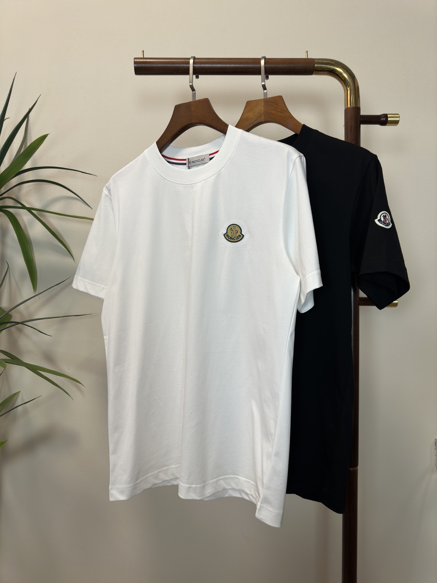 NO:150966,MON 2025 new round neck short-sleeved T-shirt high-end version!  Customized fabrics for counters are breathable and comfortable, with impeccable details, and the brand element design concept reflects high quality. The feel is delicate and soft!  It is casually cut, with a great upper body style!  S-XXL, Moncler, T-shirt,tees, t-shirt,alexander wang19860909MON 蒙口2025新款 圆领 短袖 T恤 高端版本！专柜定制面料 透气舒适度高,细节无可挑剔,品牌元素设计理念,体现高品质.手感细腻柔软！呈现休闲裁剪,上身版型超赞！ 码数S-XXL,,Moncler,T-shirt,tees，t-shirt,alexander wang,Men's clothing