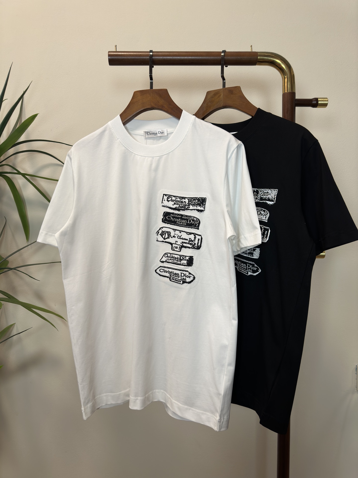 NO:151036,DIOR 2025 new round neck short-sleeved T-shirt high-end version!  Customized fabrics for counters are breathable and comfortable, with impeccable details, and the brand element design concept reflects high quality. The feel is delicate and soft!  It is casually cut, with a great upper body style!  S-XXL, dior, dior, T-shirt,tees, t-shirt,alexander wang19860909DIOR 迪奥2025新款 圆领 短袖 T恤 高端版本！专柜定制面料 透气舒适度高,细节无可挑剔,品牌元素设计理念,体现高品质.手感细腻柔软！呈现休闲裁剪,上身版型超赞！ 码数S-XXL,,dior,dior,T-shirt,tees，t-shirt,alexander wang,Men's clothing