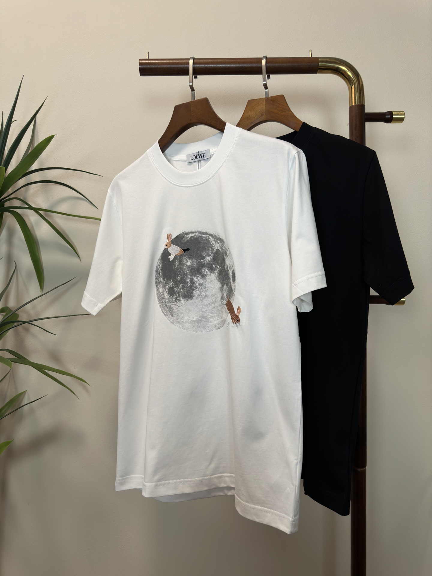 NO:151027,LOE 2025 new round neck short-sleeved T-shirt high-end version!  Customized fabrics for counters are breathable and comfortable, with impeccable details, and the brand element design concept reflects high quality. The feel is delicate and soft!  It is casually cut, with a great upper body style!  S-XXL, loewe, loewe, T-shirt,tees, t-shirt,alexander wang19860909LOE 罗意威2025新款 圆领 短袖 T恤 高端版本！专柜定制面料 透气舒适度高,细节无可挑剔,品牌元素设计理念,体现高品质.手感细腻柔软！呈现休闲裁剪,上身版型超赞！ 码数S-XXL,,loewe,loewe,T-shirt,tees，t-shirt,alexander wang,Men's clothing