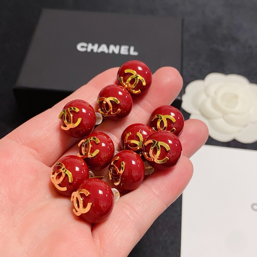 NO:111246,New Chanel, small fragrance style, big red pearl, New Year's red festive earrings, the counter is launched simultaneously, the earrings are the same as the original consistent material and sterling silver needle earrings, so meticulous work creates the highest cost-effectiveness and highest quality earrings on the entire network, especially good-looking!  It's so beautiful!  Suitable for all kinds of festive occasions, all year round, jewelry, chanel, earrings, pure silver19860909新款Chanel 小香风大红珍珠新年红色喜庆耳钉 专柜同步上新 耳环 原版一致材质搭配纯银针耳环 精工细作打造全网最高性价比最高品质上耳效果特别好看！简直美腻了！适合各种喜庆场合一年四季必备均可佩戴,饰品精品,chanel,earrings,pure silver,Jewelry