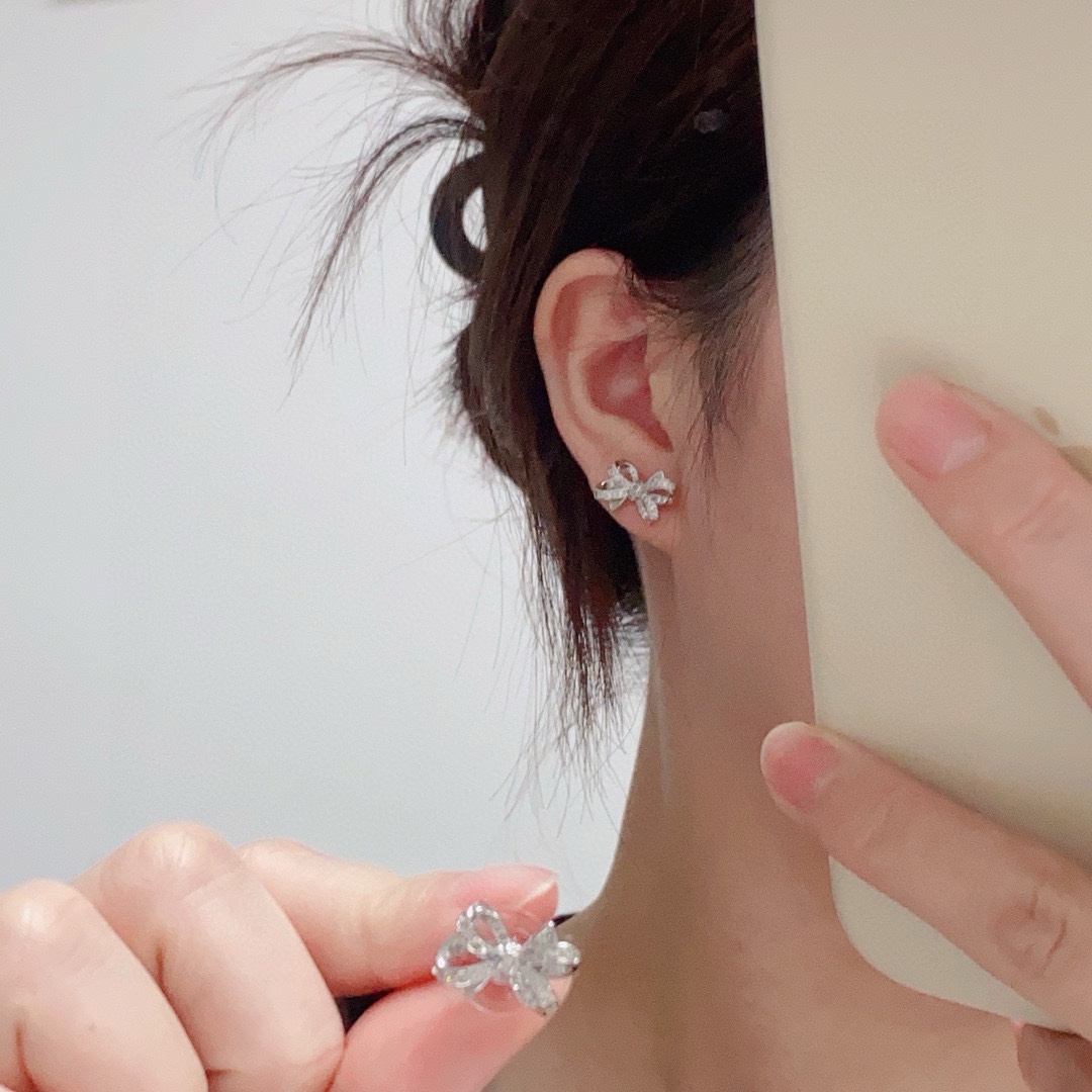 NO:107116,Hot new product Chanel small fragrance bow inlaid with diamonds and personalized fashionable earrings, one to one quality, elegant and elegant design and engraving, very modified face shape, youthful and energetic, attracted by this one at a glance, very beautiful color matching, fashionable and playful, so exquisite, earrings, jewelry boutique, chanel, earrings19860909火爆新品 Chanel小香风蝴蝶结镶嵌满钻个性时尚耳钉 一比一品质 优雅大方精工设计雕刻 非常修饰脸型 青春活力 一眼就被这款吸引了非常漂亮的颜色搭配时尚又俏皮 好精致 耳环,饰品精品,chanel,earrings,Jewelry